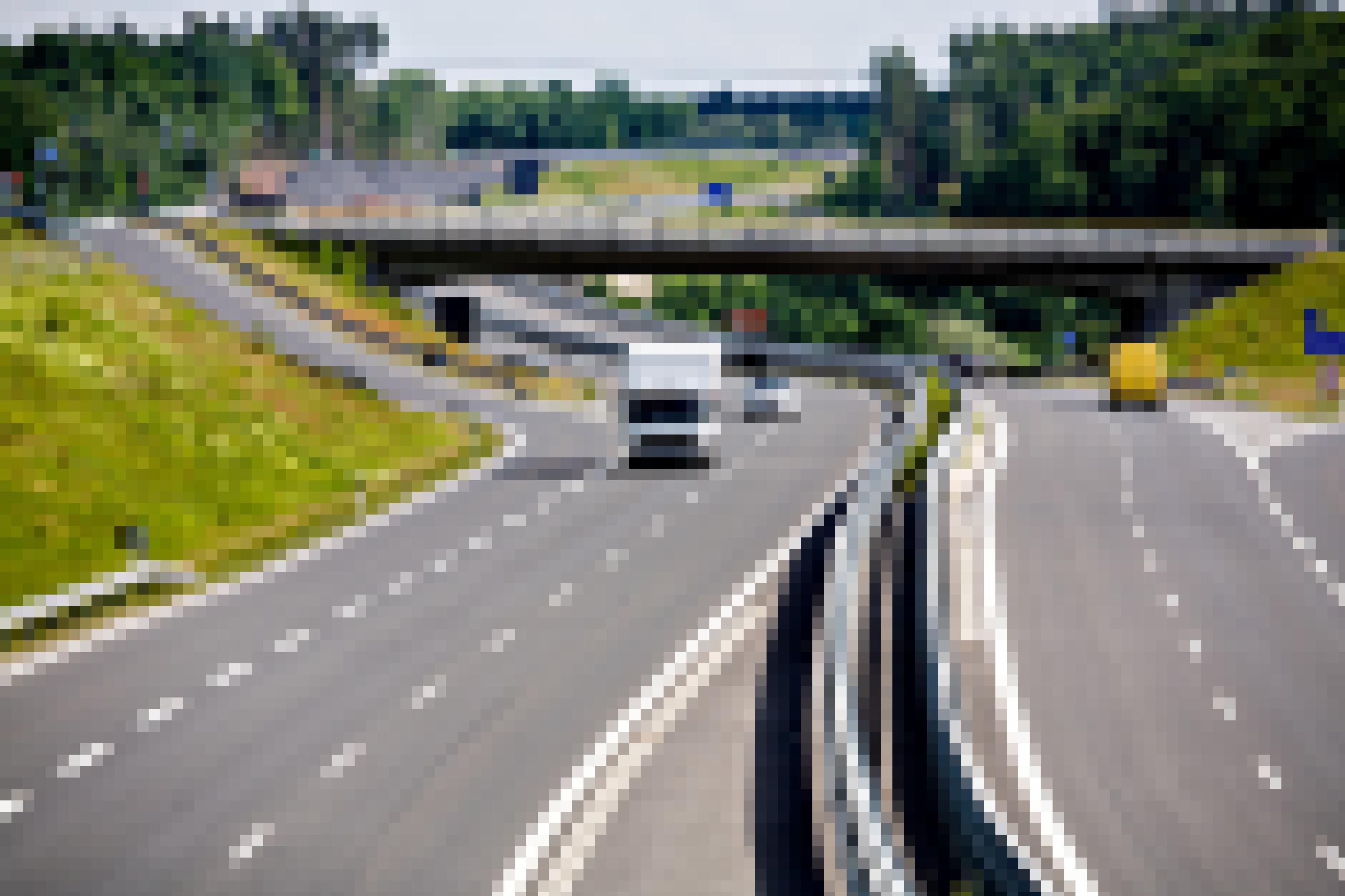 Breite Autobahn durchschneidet einen Wald