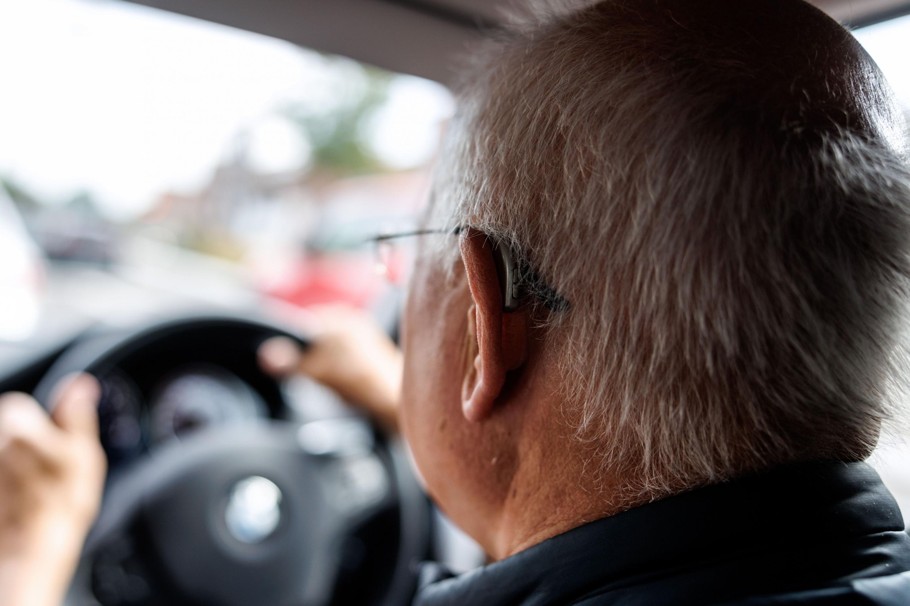 Ein alter Mann sitzt am Steuer eines Autos. Mit einer Demenzerkrankung verlieren die Menschen auf kurz oder lang die Fähigkeit, Auto zu fahren.