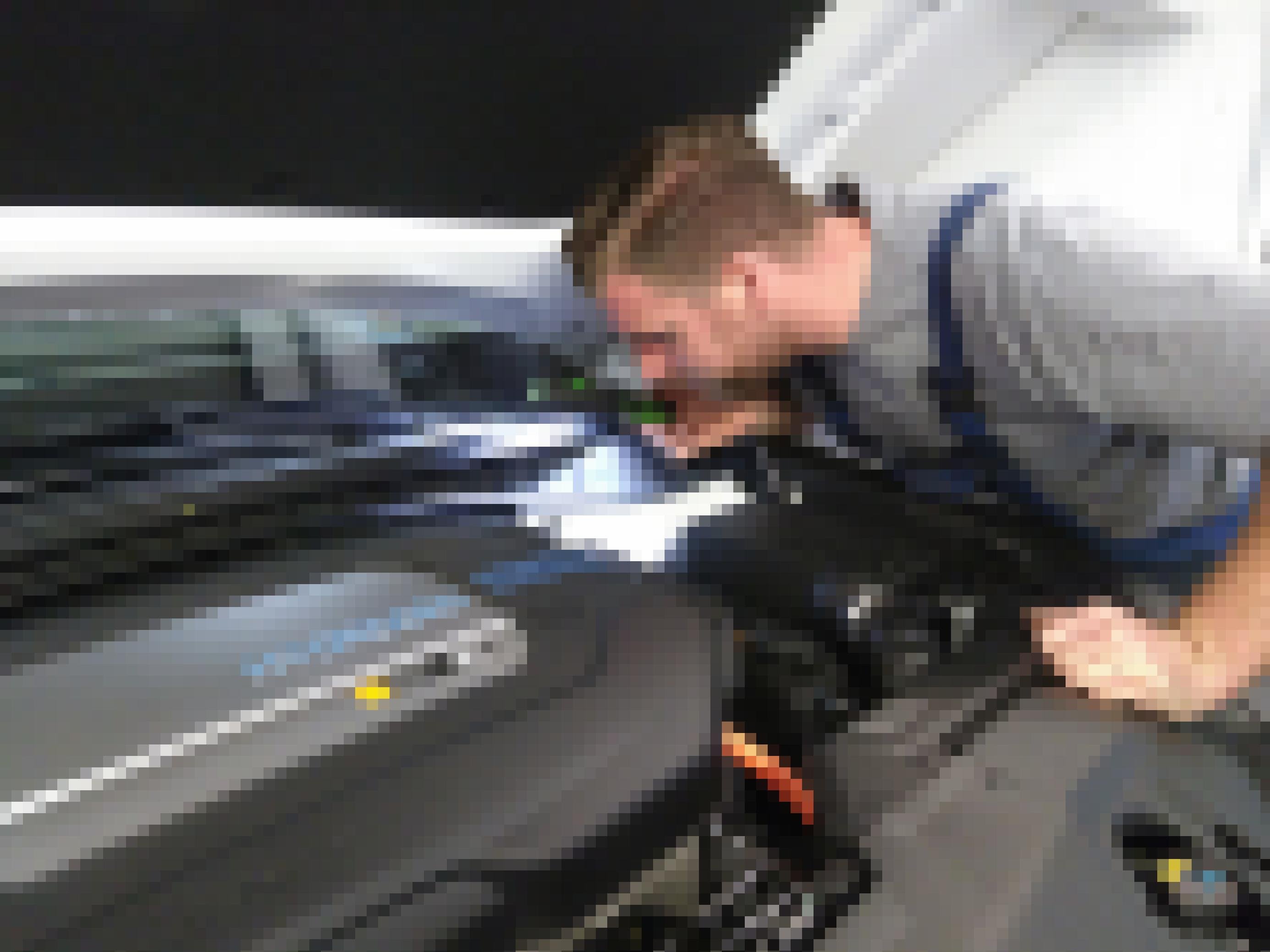 Ein Mechaniker leuchtet in den Motorraum des Hyundai Nexo