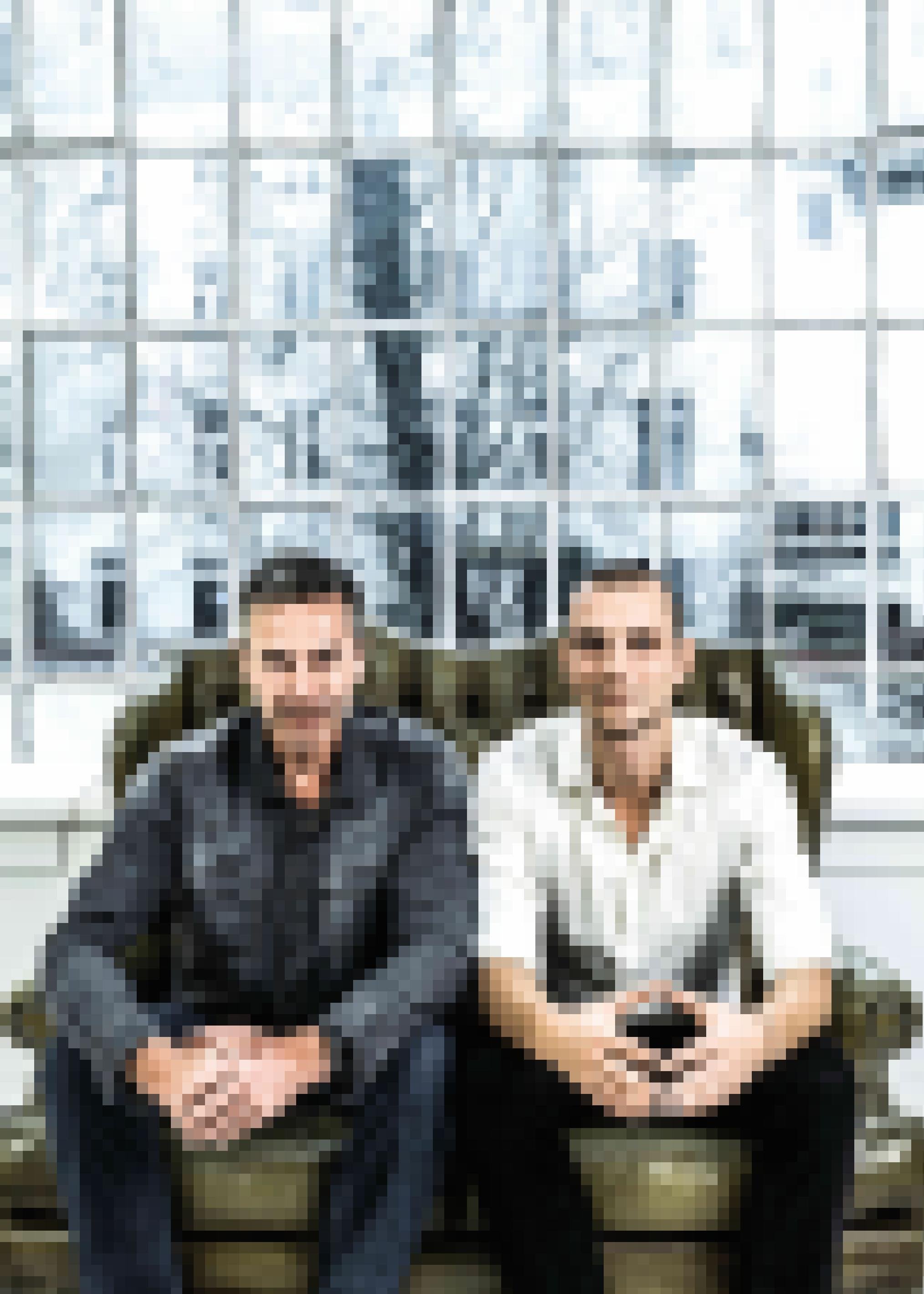 Die beiden Autoren des Buchs „Über Leben“ Dirk Steffens und Fritz Habekuss sitzen auf einem Sofa