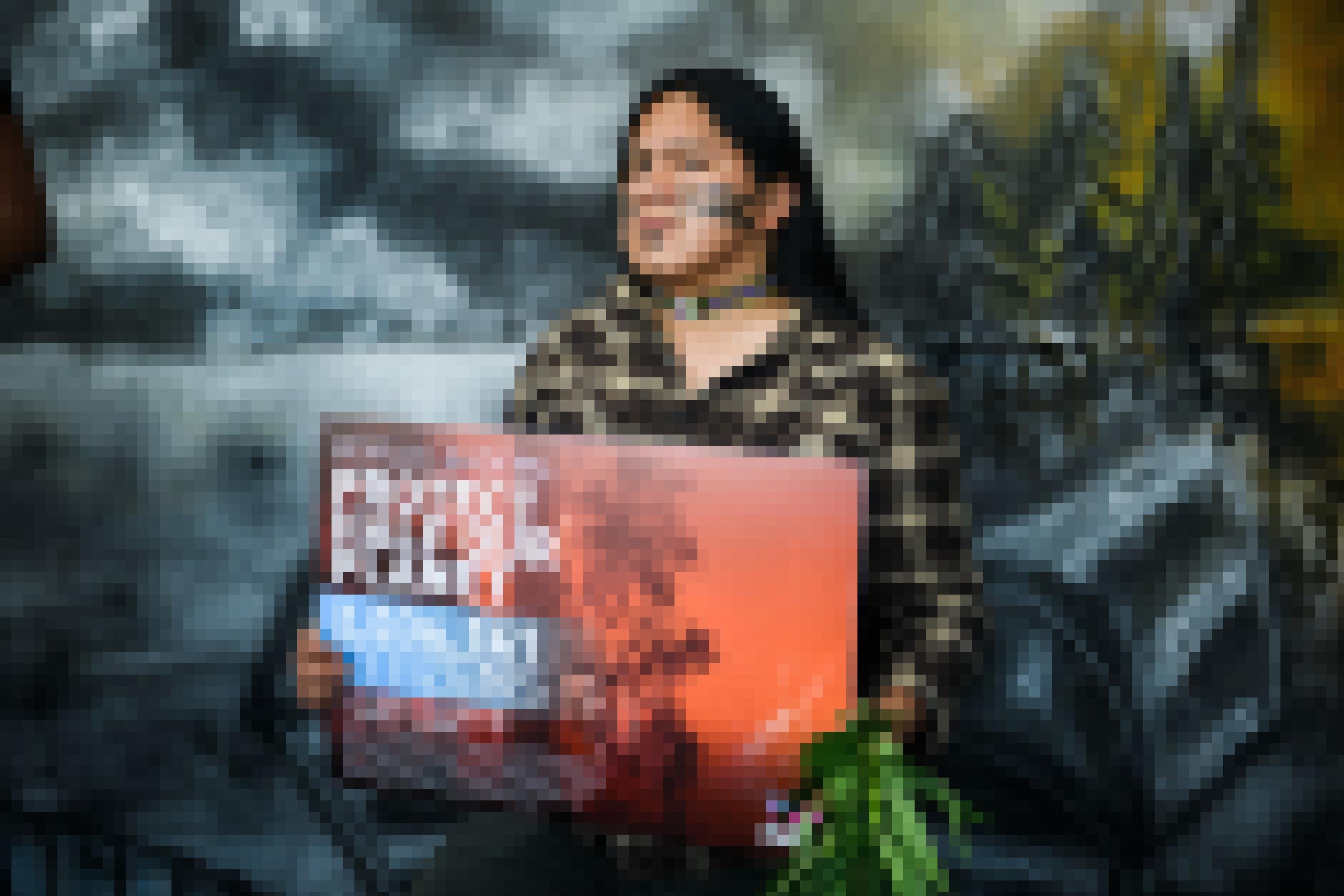 Eine Vertreterin der Abordnung aus dem amazonischen Tiefland hält ein Plakat mit der Forderung, 50 Prozent des Planeten zu schützen