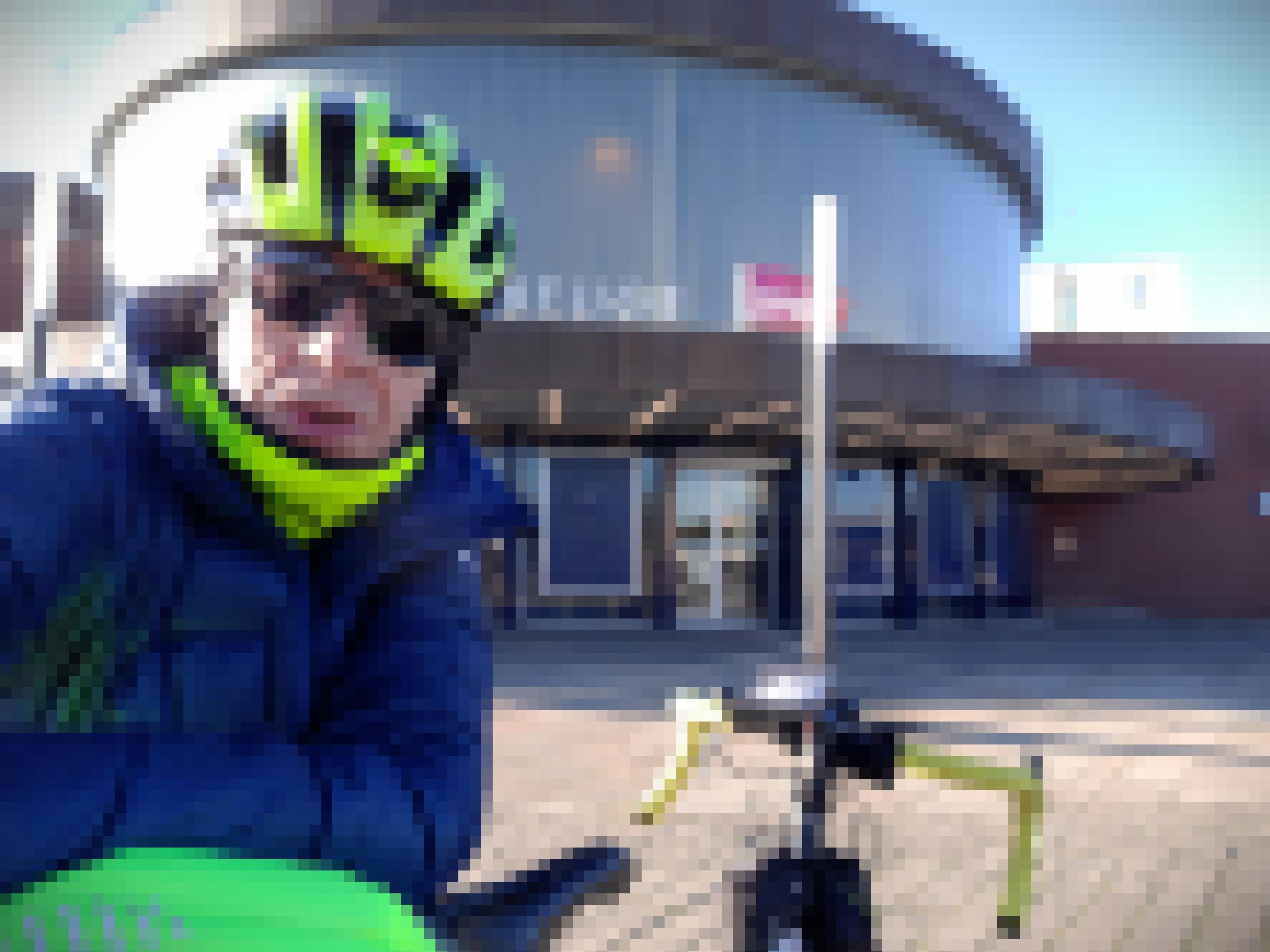Der eingemummelte Autor mit seinem Rennrad vor dem Bahnhof von Maubeuge, Département Nord.