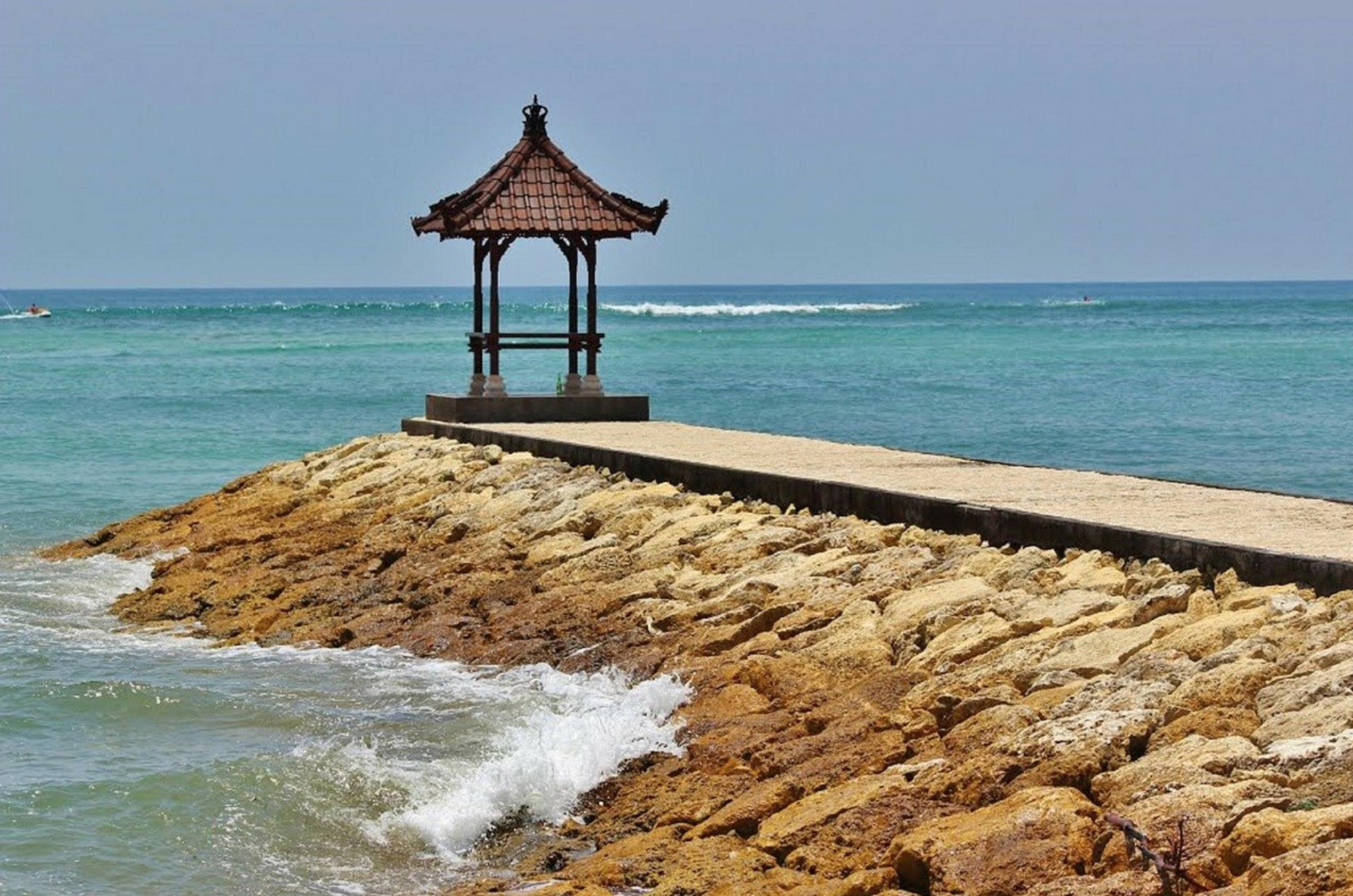 Ein leerer Bade-Pavillion auf einer künstlichen Landzunge am Strand von Bali