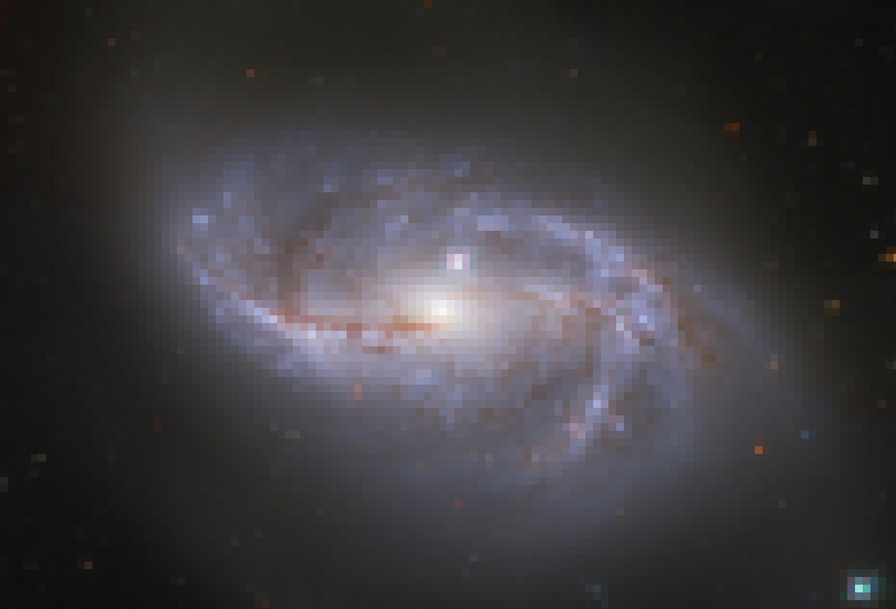 Das Bild zeigt eine von schräg oben zu sehende Galaxie mit schön ausgeprägten Spiralarmen. In der Zentrallinie der Arme sind vor allem rötliche Bereiche aus Gas- und Staubwolken mit jungen Sternen zu erkennen, daneben liegen Bereiche mit vielen helleren weißlichen und bläulichen Sternen. Die Spiralarme gehen von einem länglichen – balkenförmigen – Zentrum aus, in dem sich viele Sterne konzentrieren und das viel heller leuchtet als die Arme. Die Galaxie ist als NGC 2608 bekannt und wurde Hubble-Weltraumteleskop aufgenommen.