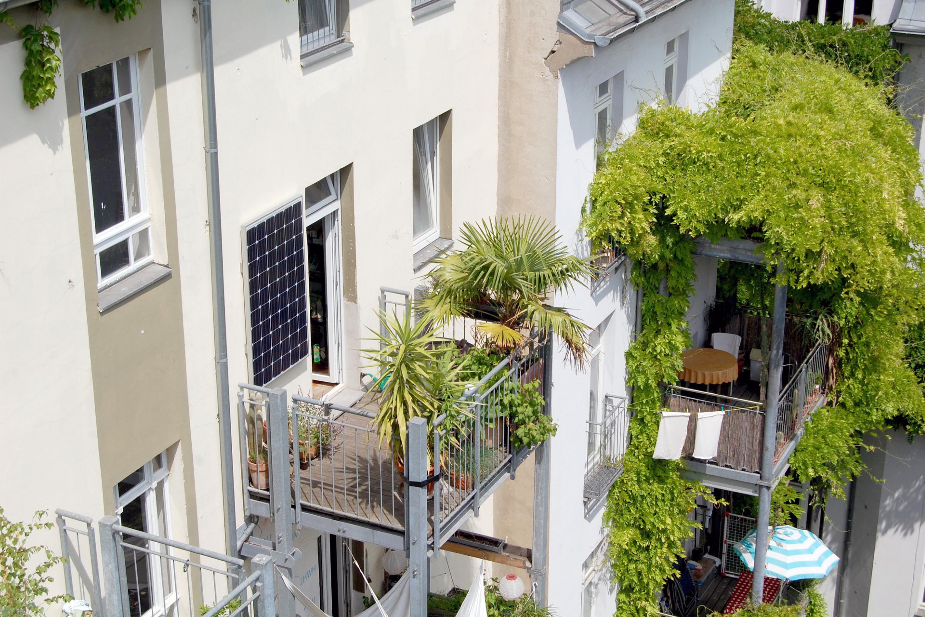Das Bild zeigt ein Stecker-Solarmodul auf einem Balkon.