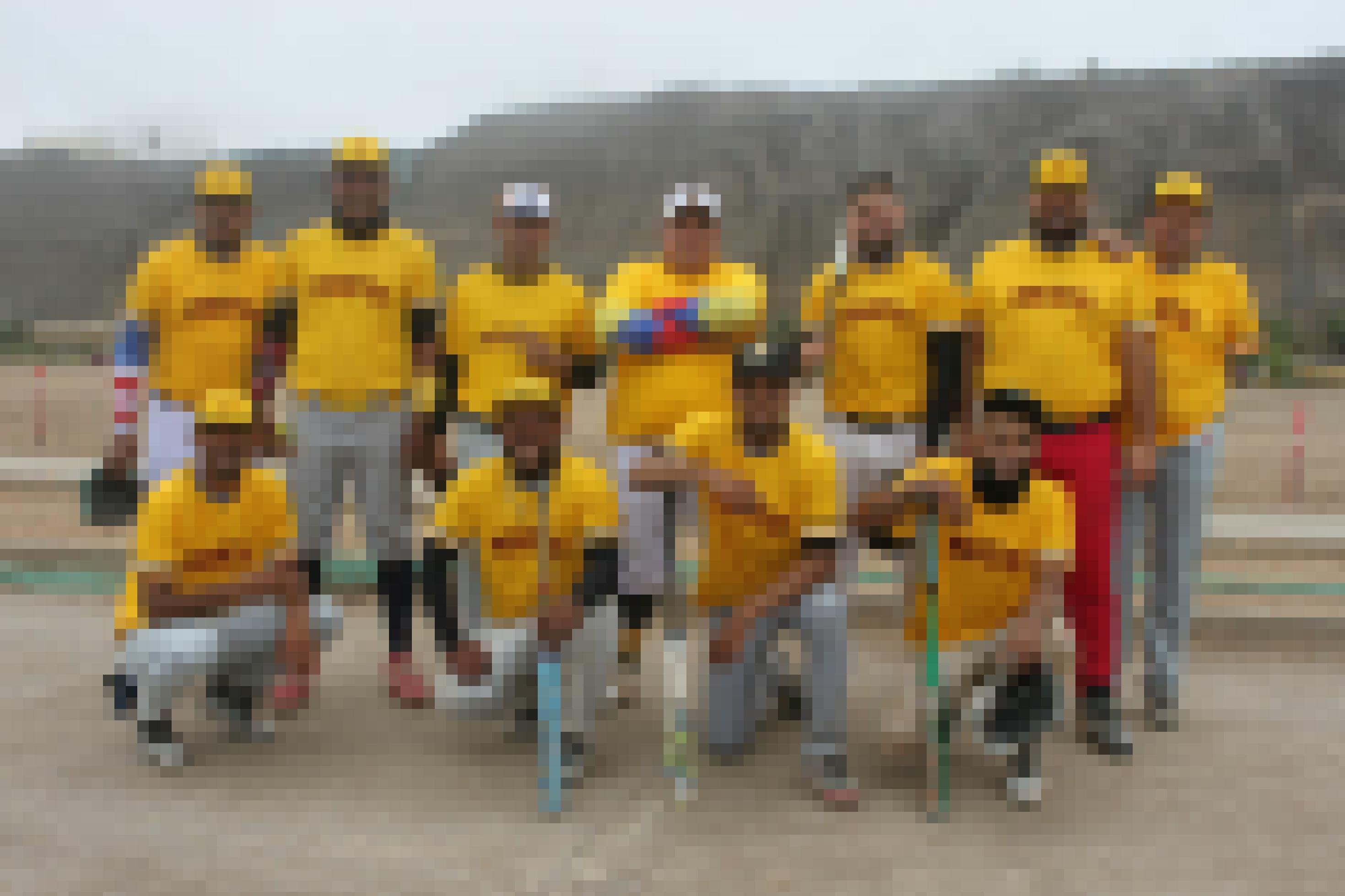 Zwei Reihen von Männern in gelb-weißer Sportkleidung. Mit Baseball-Caps und weißen Knickerbockerhosen. In der ersten Reihe knien die Baseball-Spieler, einige haben einen Baseball-Schläger in der Hand. Auf den gelben Trikots steht der Name der Mannschaft: Pirates.