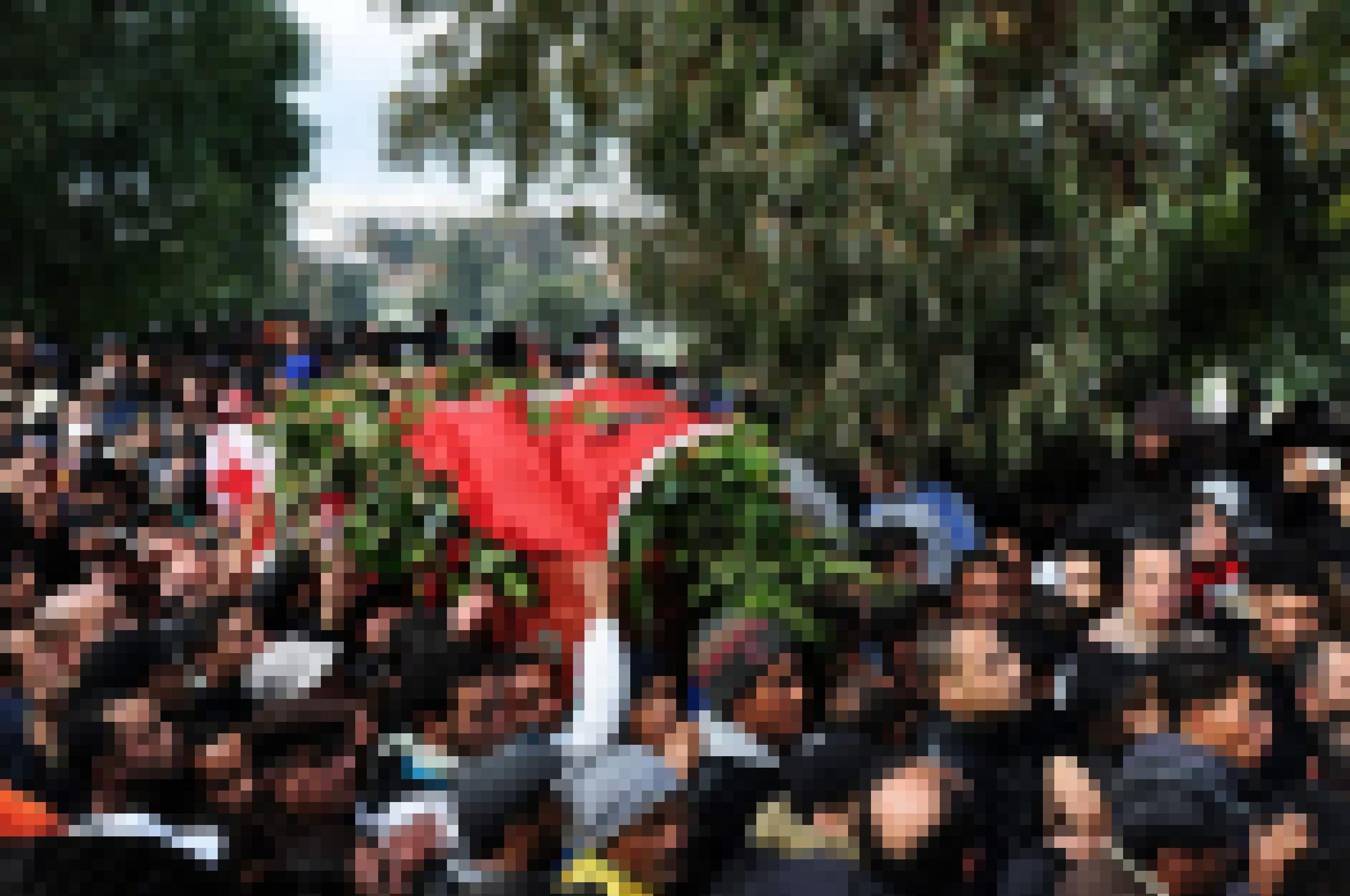 Sarg mit tunesischer Flagge innerhalb einer Menschenmenge auf dem Jellaz-Friedhof in der tunesischen Hauptstadt Tunis.