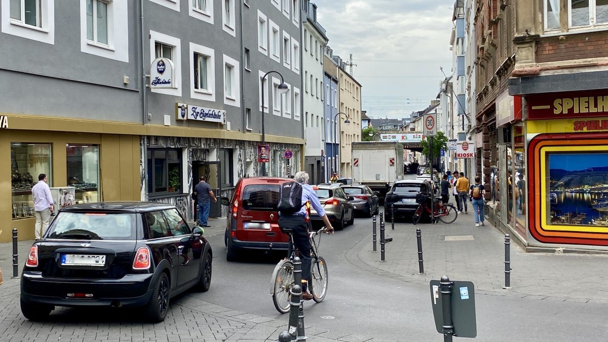 Zu viele parkende Pkw verstopfen inzwischen die Innenstädte – so werden die Straßen frei