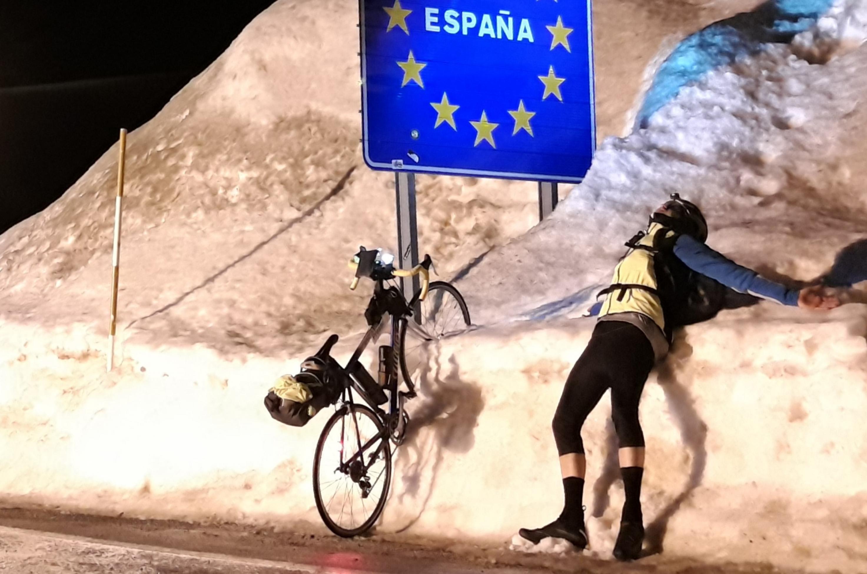Der Autor hat sich neben Rennrad und Spanien-Grenzinsignien in den meterhohen Schnee am Rand der Passhöhe fallen lassen.