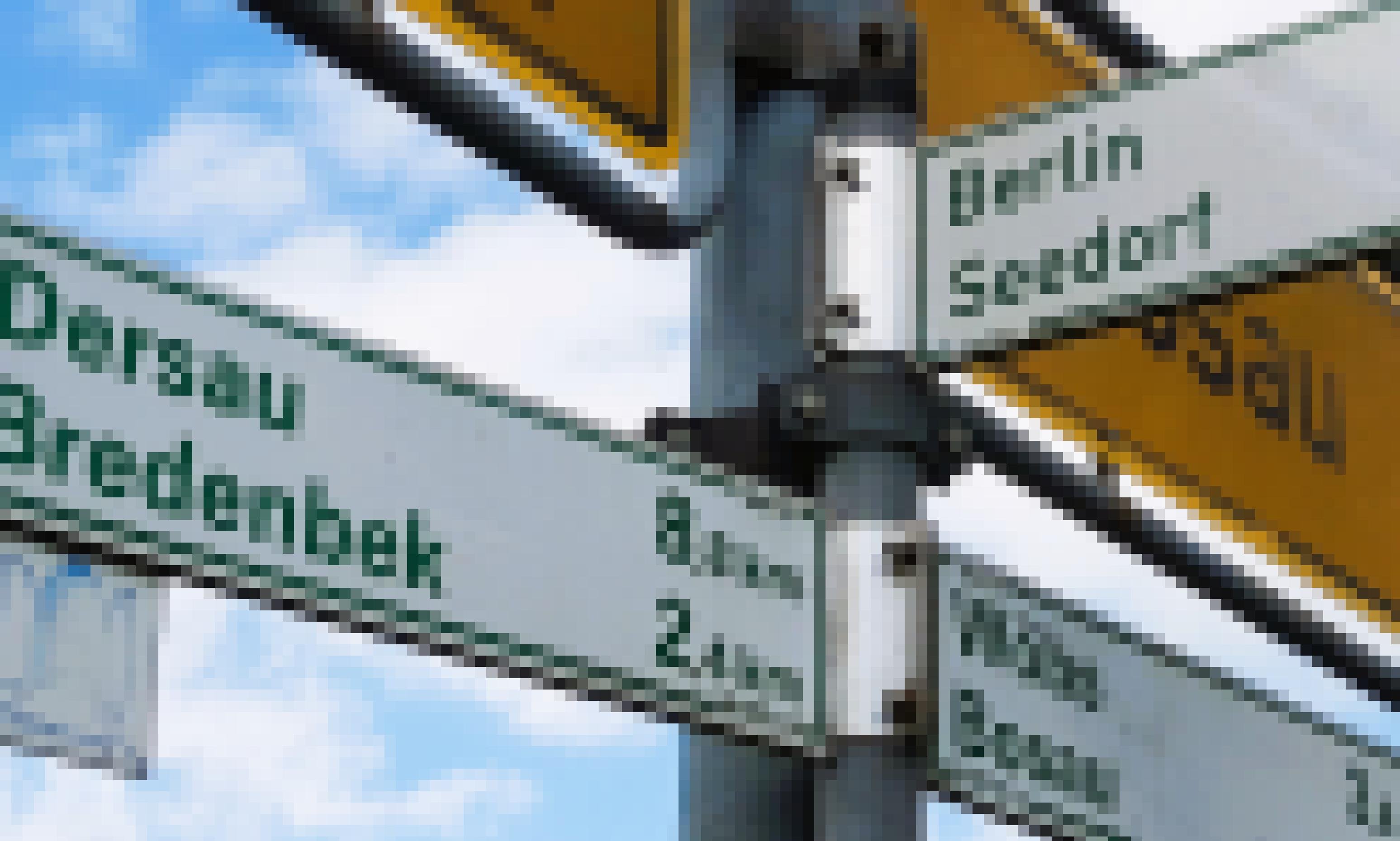 Radrouten-Wegweiser, in grüner Schrift auf weißem Grund hinweisend auf (rechts) Berlin und Seedorf, sowie (links) auf Dersau und Bredenbek.