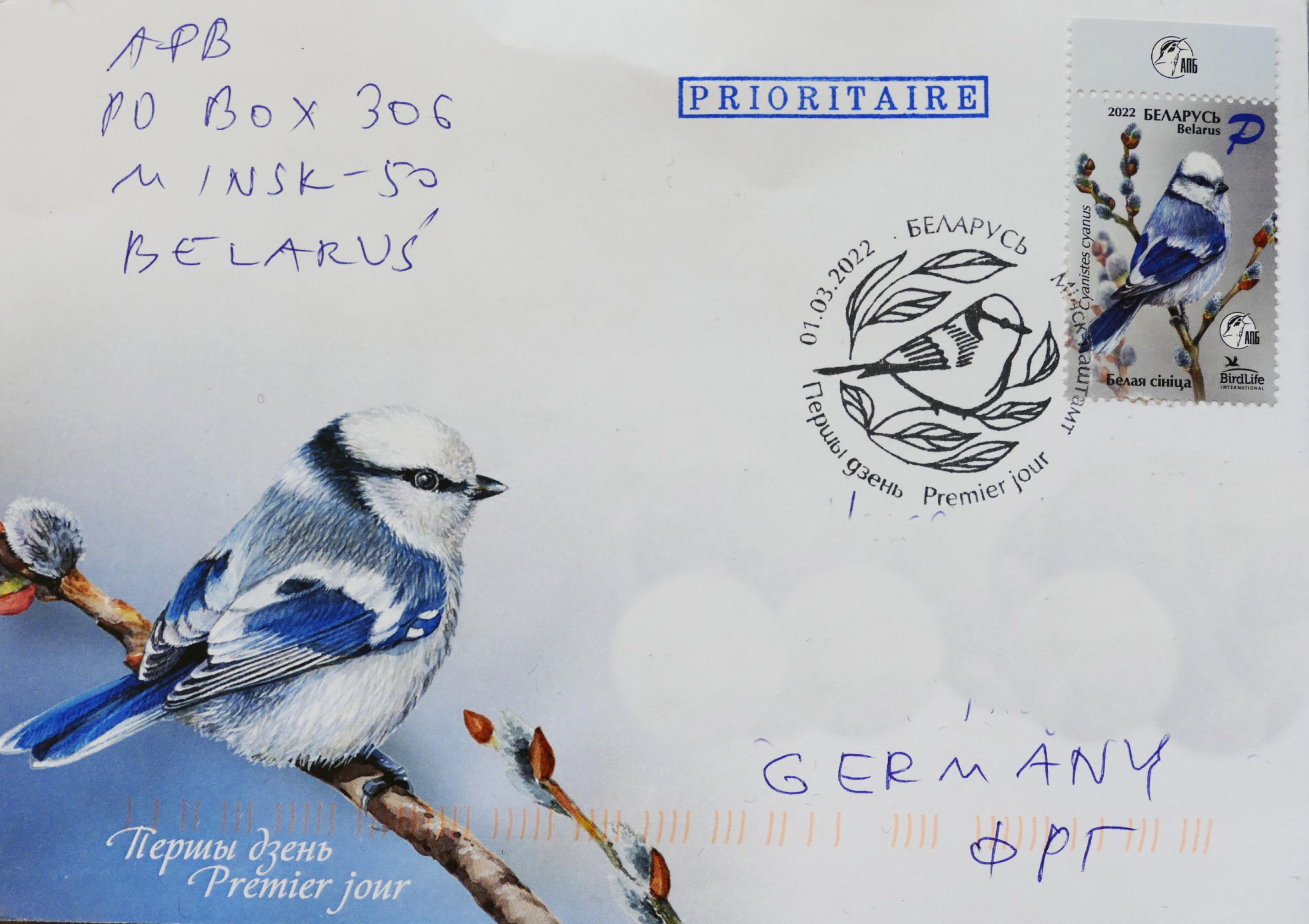Ein Brief mit einer Sondermarke, die eine Lasurmeise zeigt