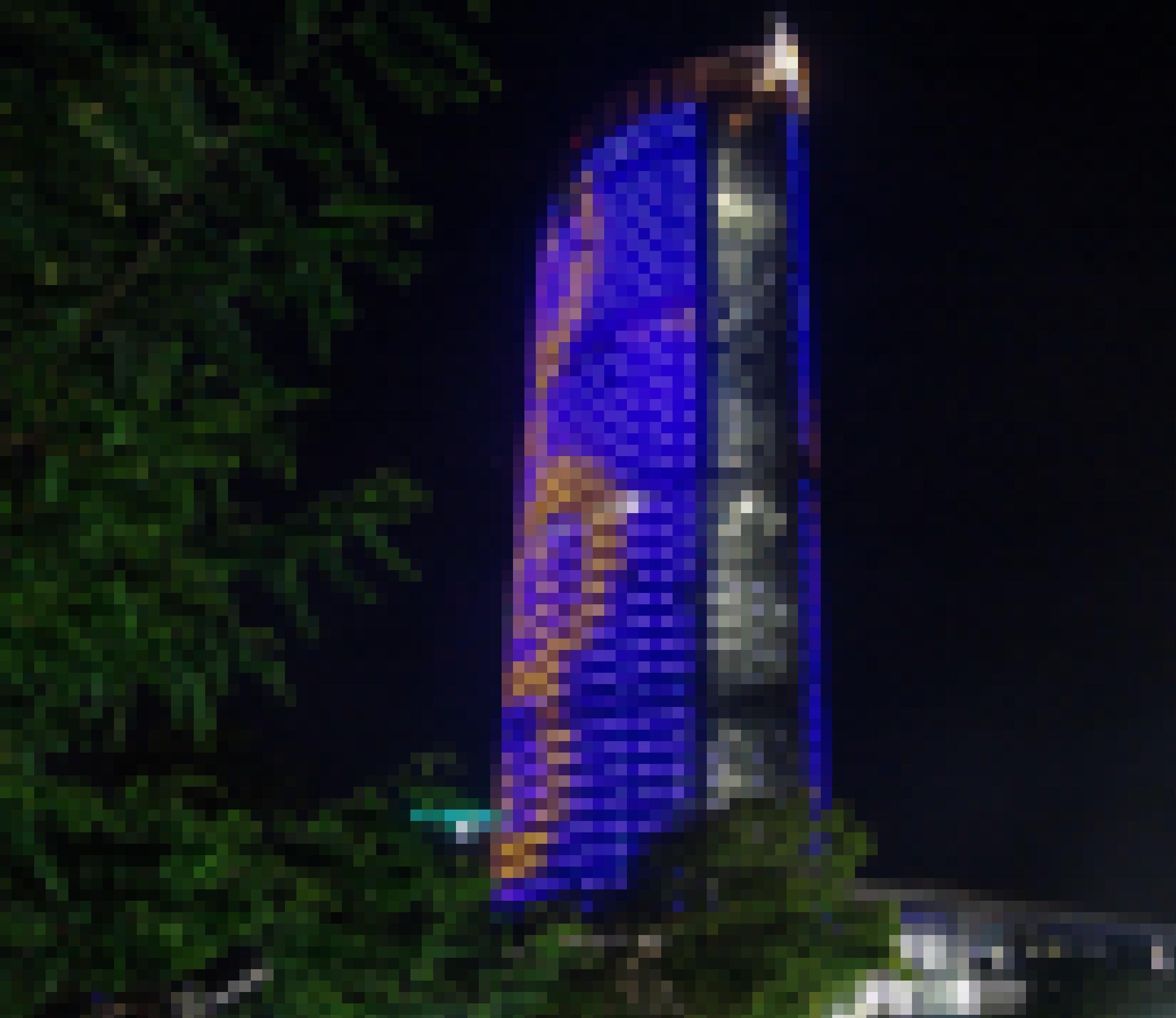 Der Post-Tower bei Nacht: Die Fenster auf der gesamten Fassade sind blau und gelb beleuchtet. Sie ergeben einen gelben Violinschlüssel auf blauem Grund.