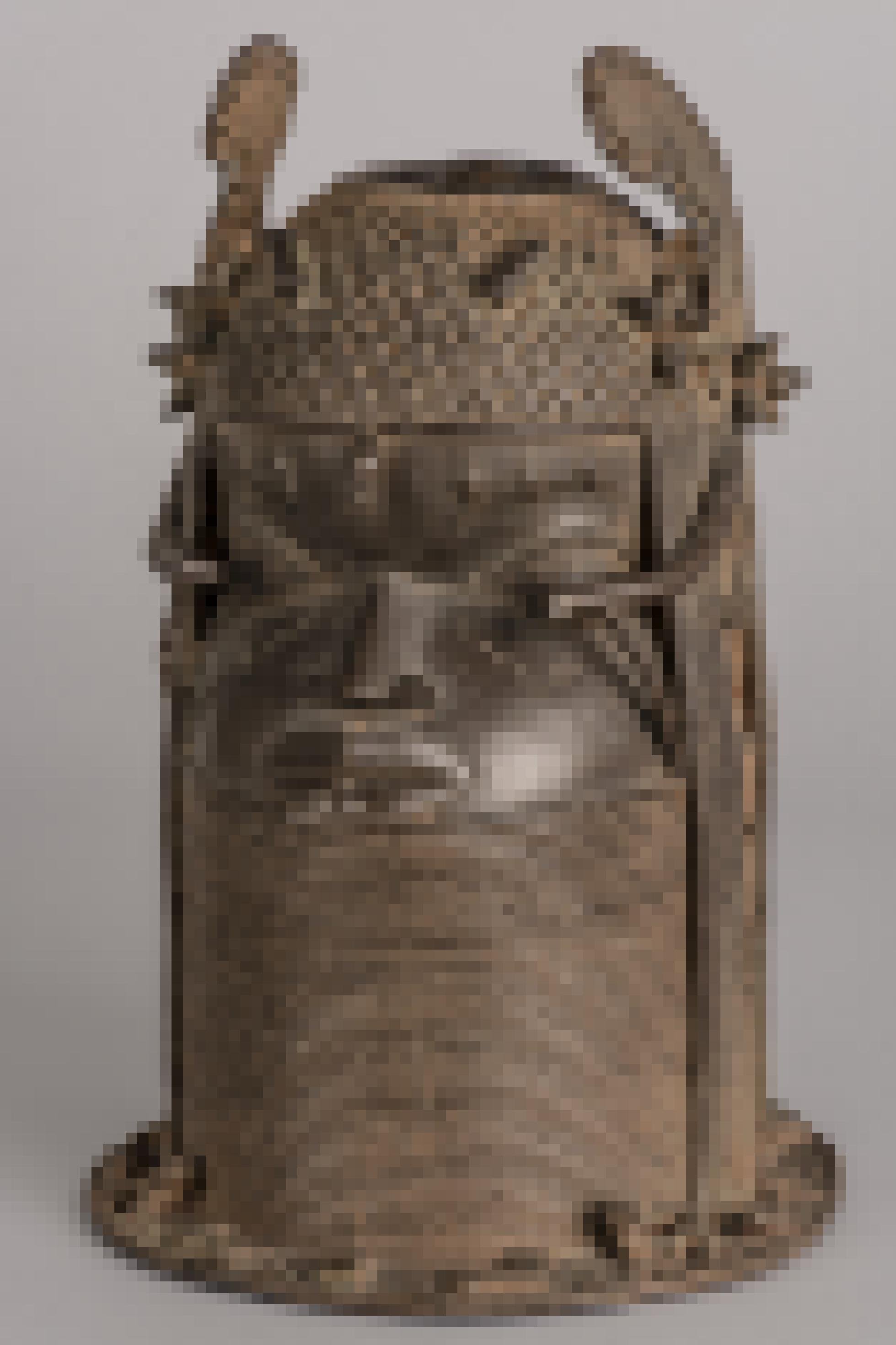 Kopf-Skulptur mit Korallen-Netz-Krone, besonders hohem Schnüren-Kragen und seitlichen Fügeln.