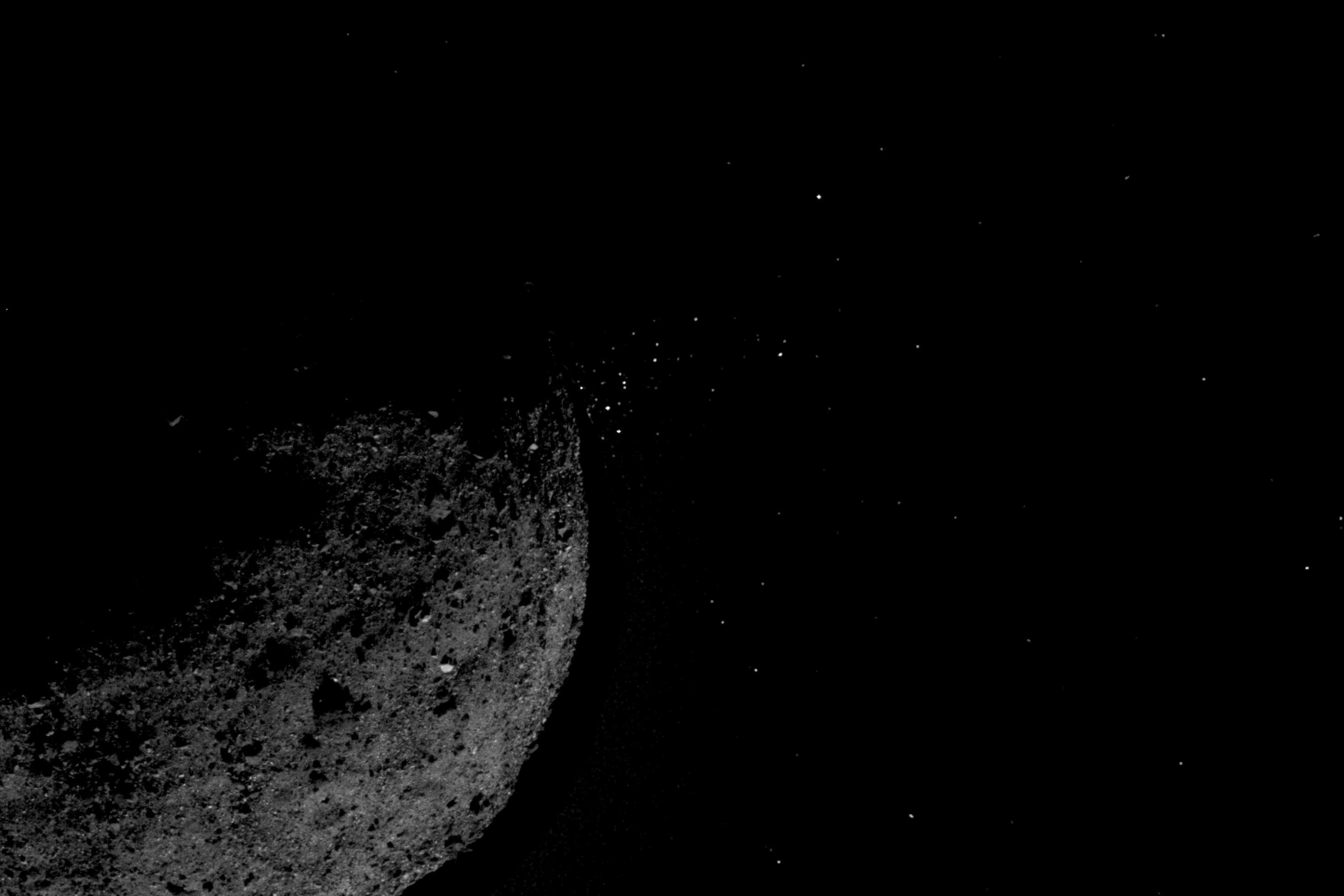 Aus Asteroid Bennu fliegen helle Bröckchen in die Höhe