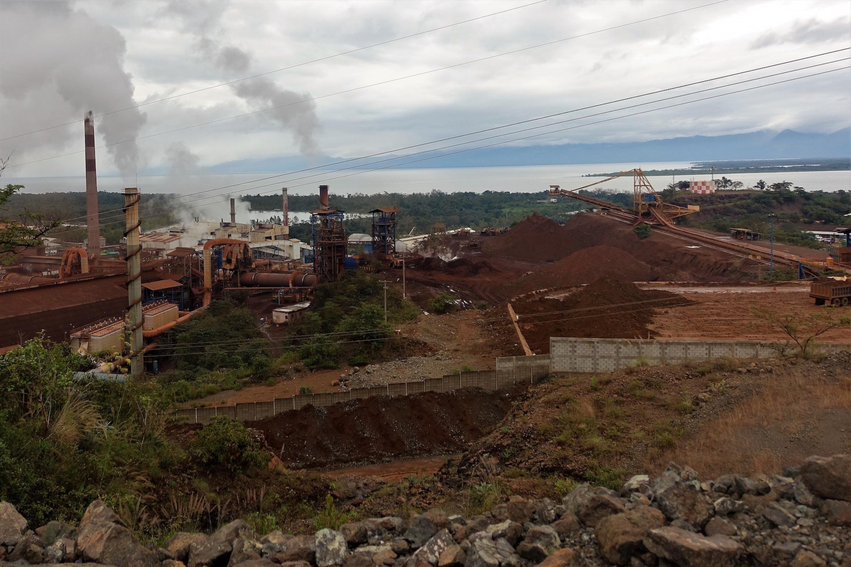 Rauchende Schornsteine und Fabriken zum Abbau von Nickel und zur Herstellung von Nickeleisen am Izabal-See in Guatemala