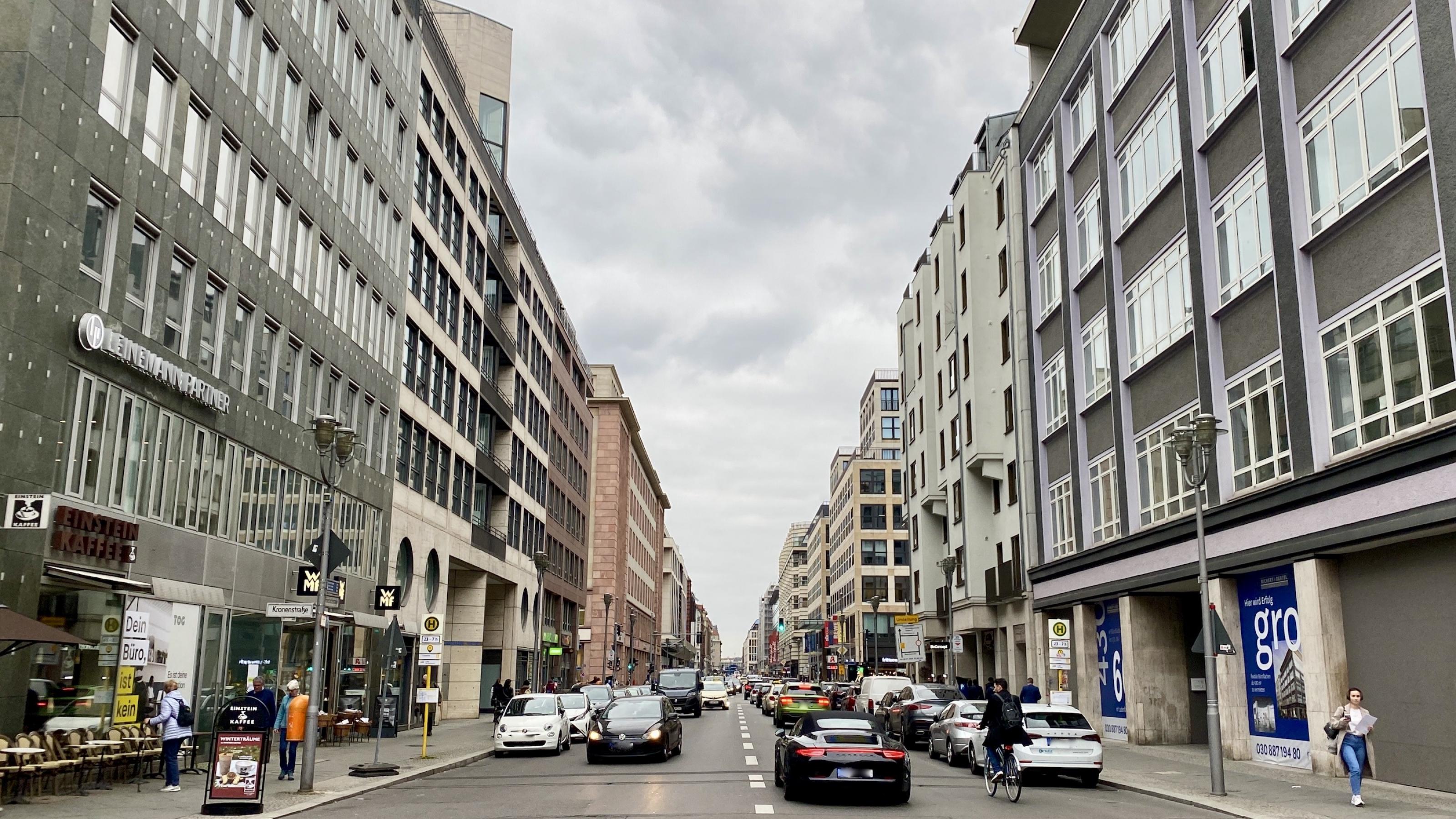 Autos parken rechts und links am Fahrbahnrand. Auto fahren auf einem Fahrstreifen in jede Richtung.