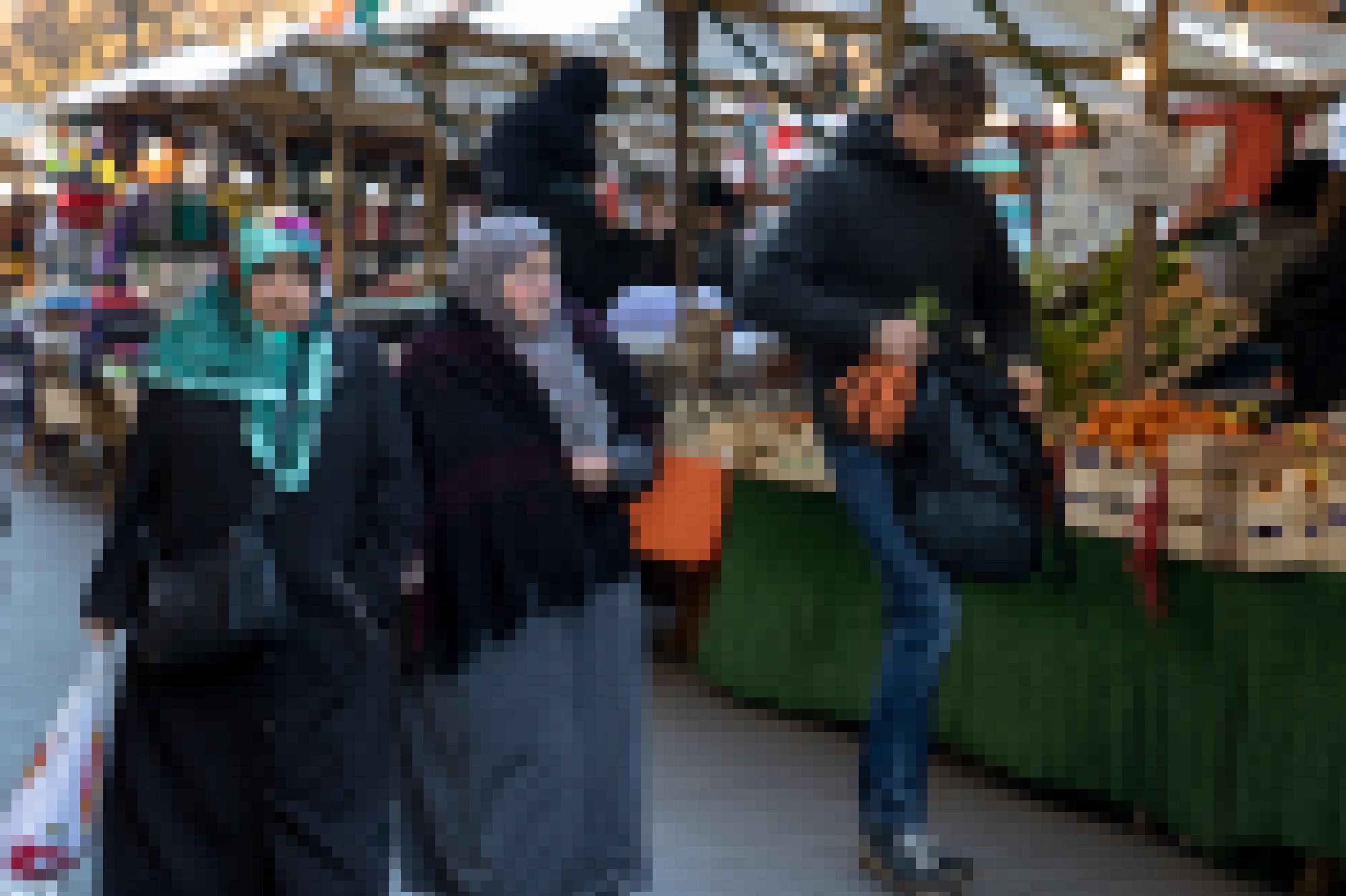 Zwei ältere Muslimische Frauen mit Kopftuch auf einem Markt in Berlin-Neukölln.