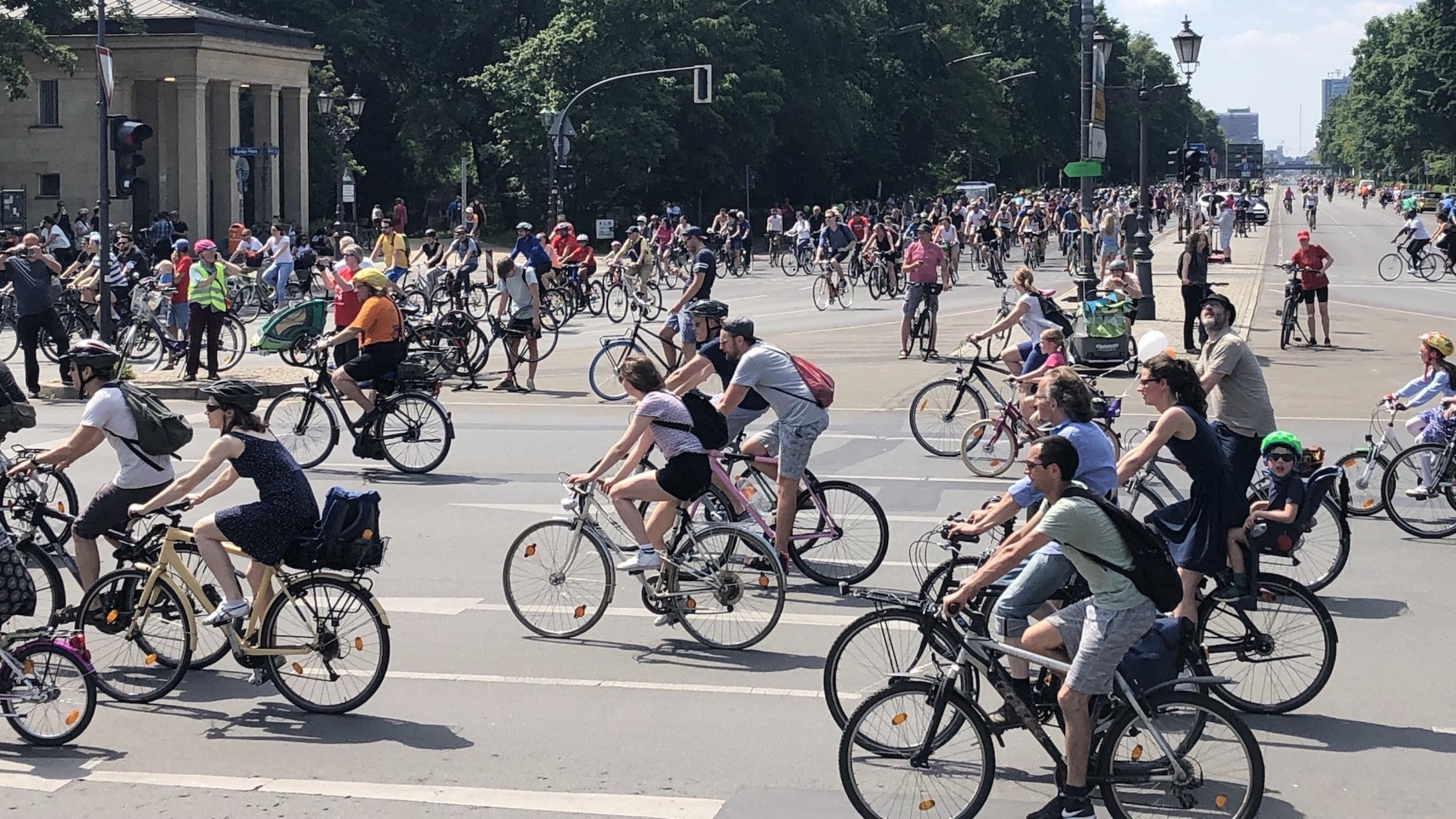 Viele Menschen sind bei einer Fahrraddemo auf Fahrrädern unterwegs