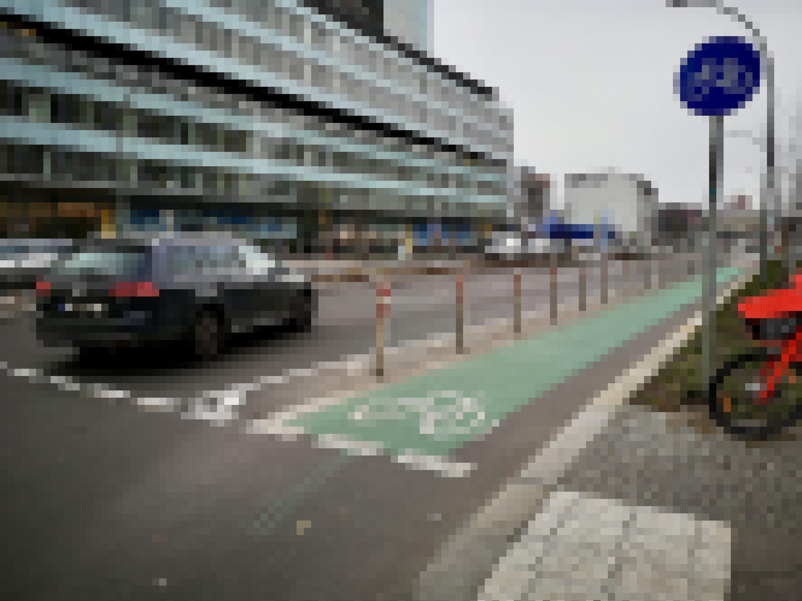 Eine Straße in Berlin. Der Radweg auf der Fahrbahn ist mit Pollern vom Autoverkehr getrennt