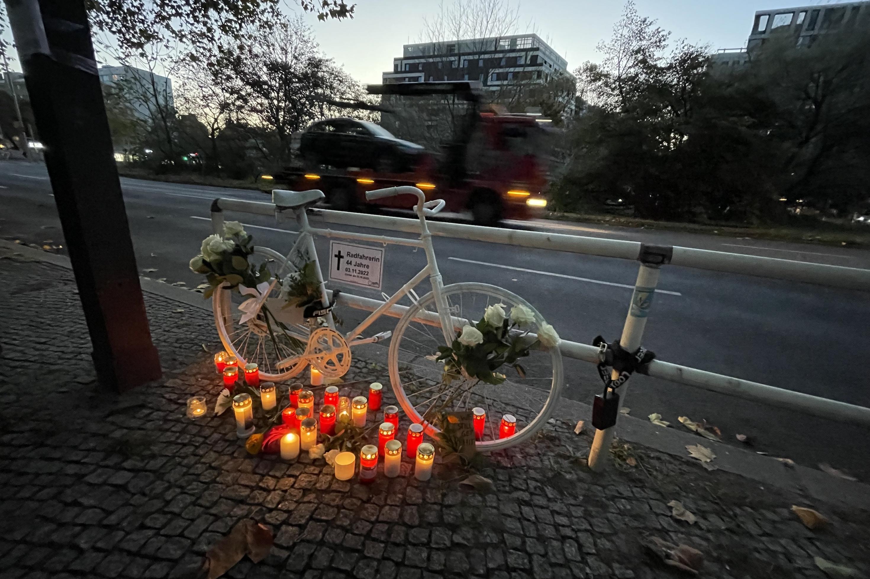 Weiß bemaltes Fahrrad mit Kerzen – auf einem Schild steht „Radfahrerin 44 Jahre 03.11.2022 Unfall am 31.10.2022“