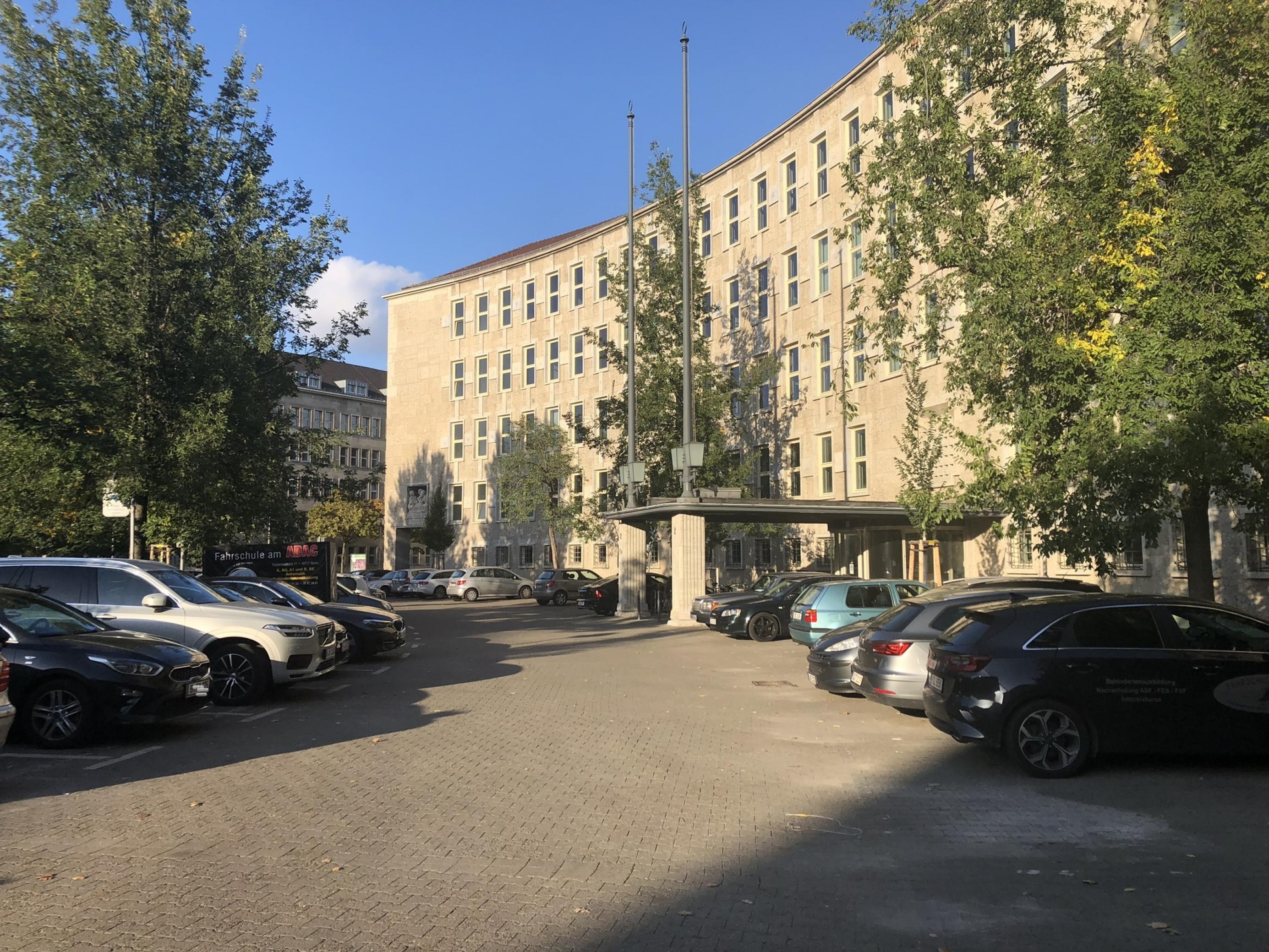 Parkplatz direkt vor Bürogebäude.