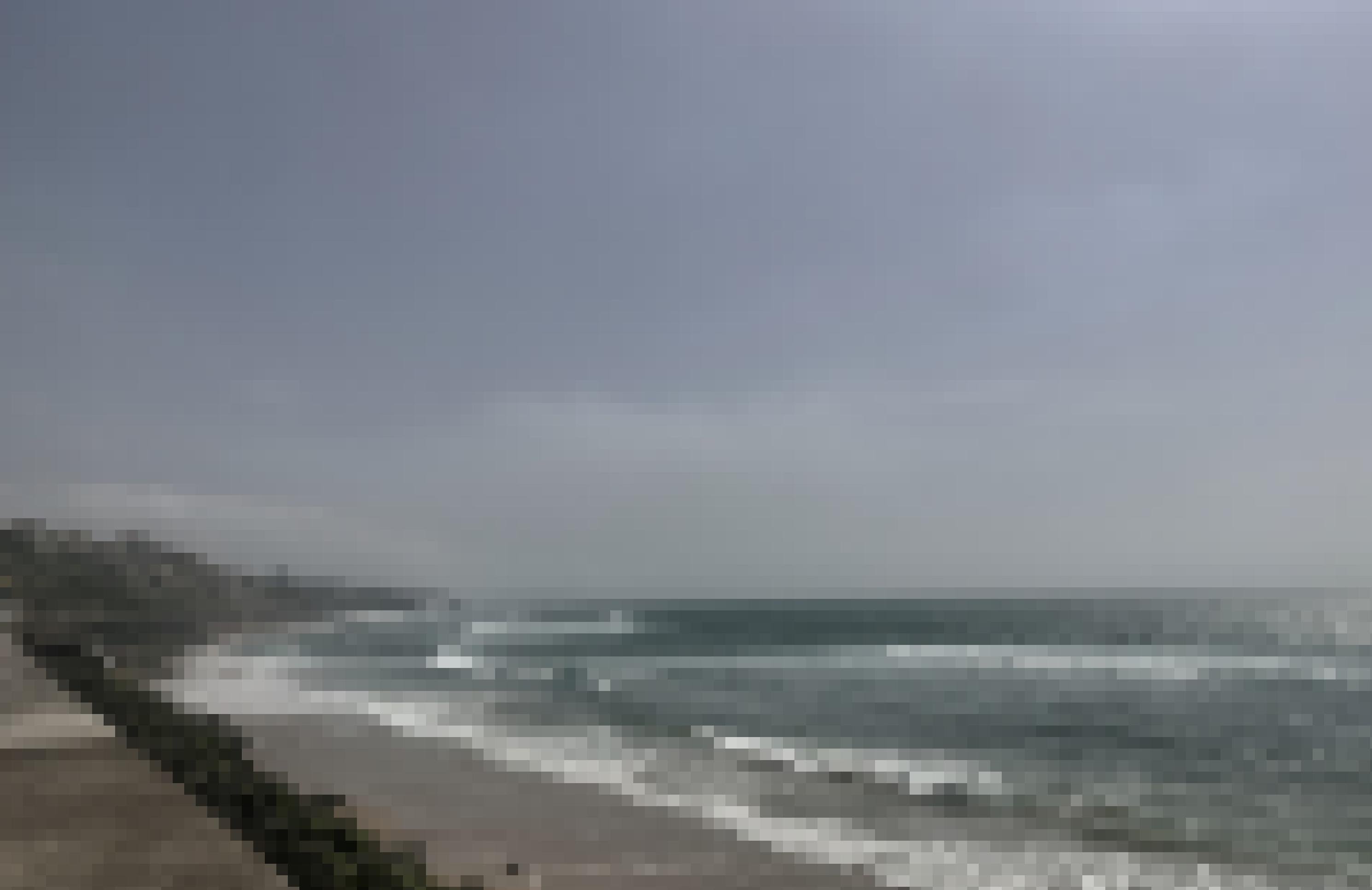 Foto zeigt ein heranziehendes Gewitter über dem Strand bei Biarritz an der Atlantikküste