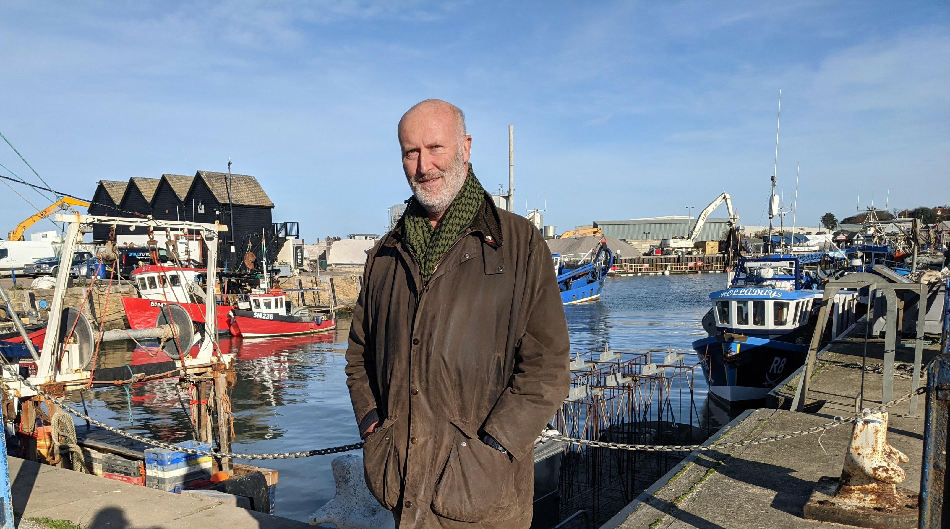 Ein Mann Mitte 60 steht im Hafen von Whitstable