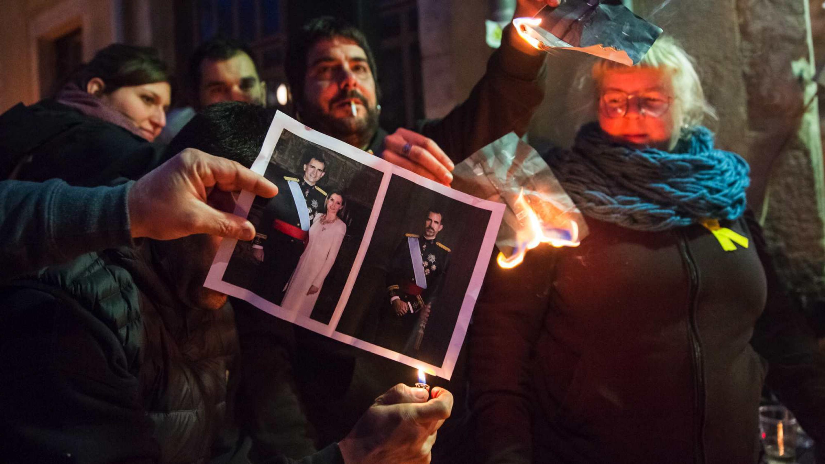 Öffentliche Bilder-Verbrennung als Protest gegen den spanischen König in Girona