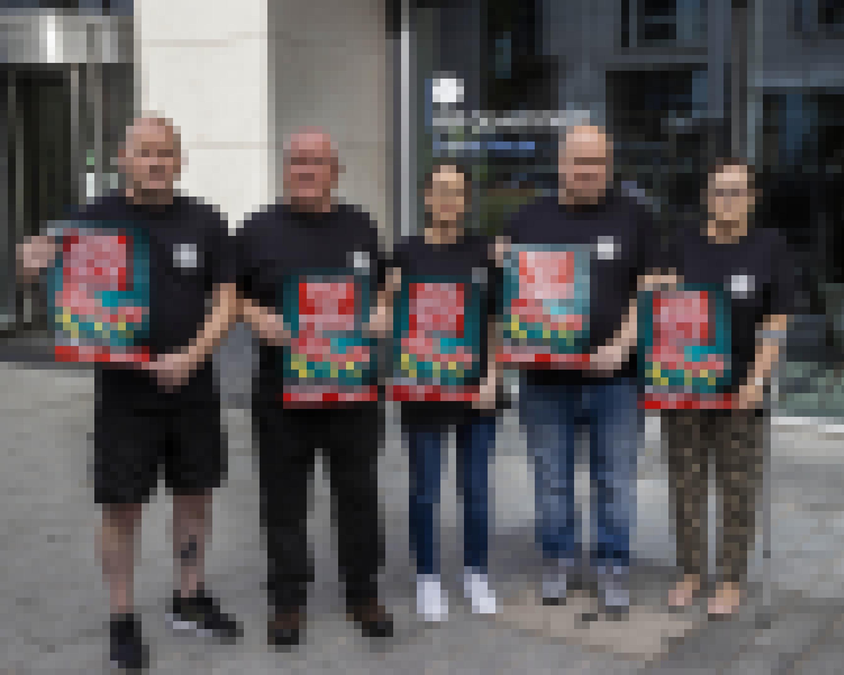 Fünf Protestierende stehen vor einem Gerichtsgebäude