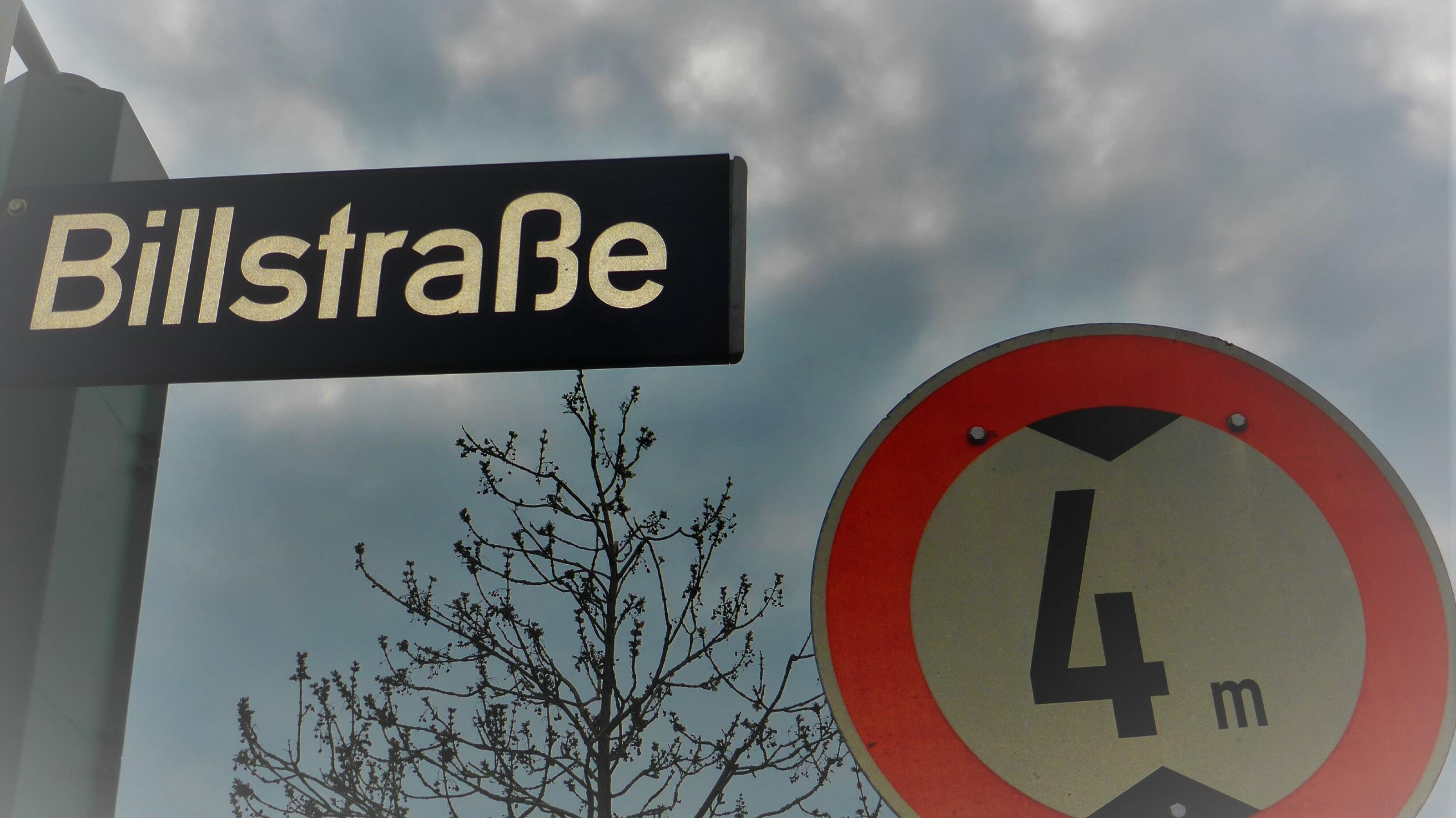 Straßenschild „Billstraße“, daneben ein Warnschild, das Fahrzeugen höher als 4 Metern die Durchfahrt untersagt.