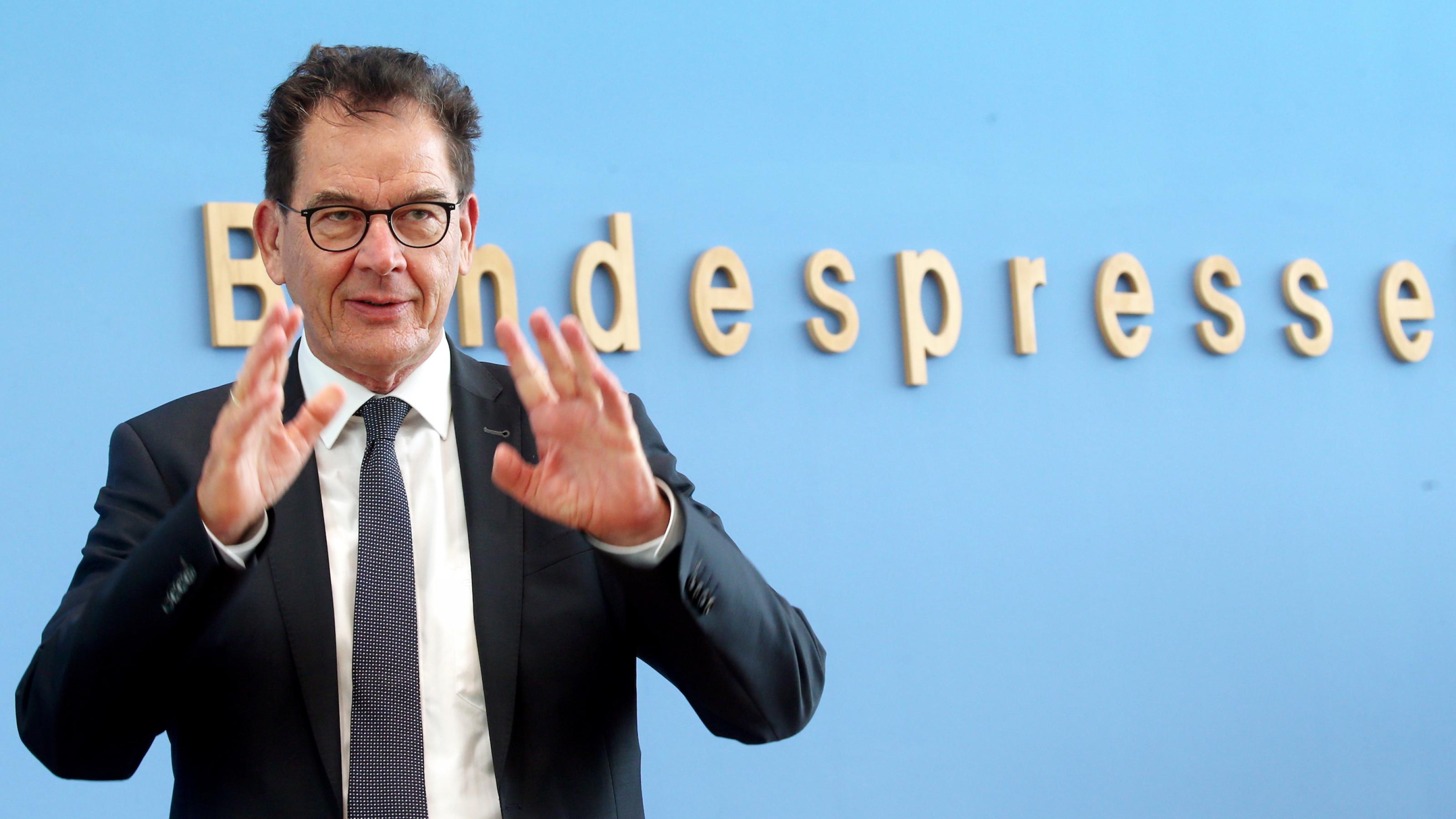 Gerd Müller (CSU) vor dem Logo der Bundespressekonferenz.