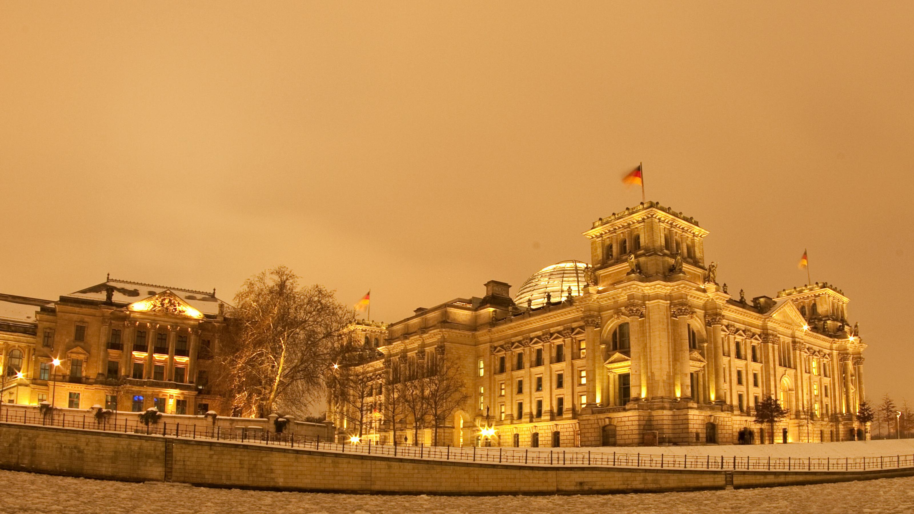 Der Reichstag mit der zugefrorenen Spree im Vordergrund