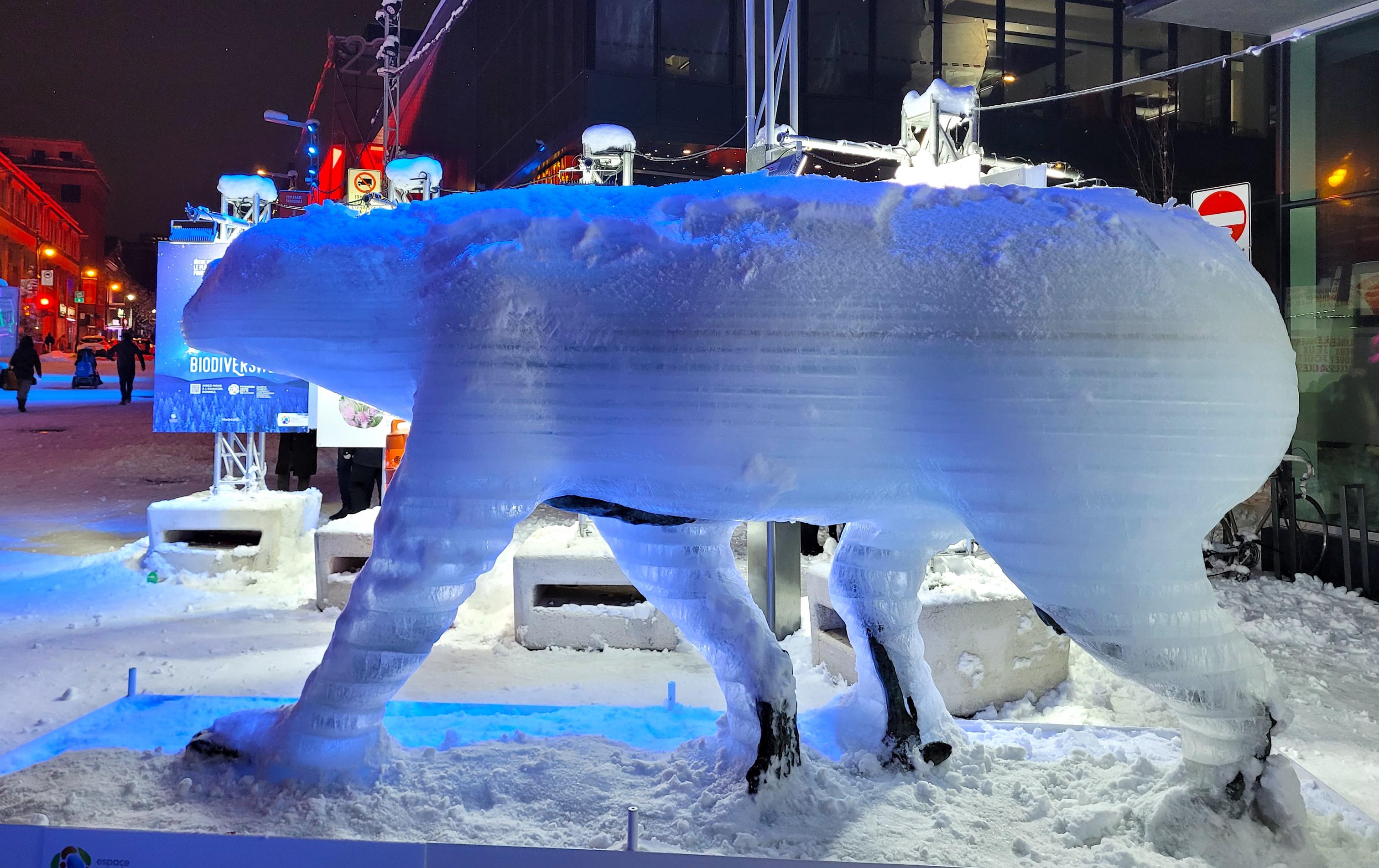 Eisbär aus Eis in nächtlicher Umgebung