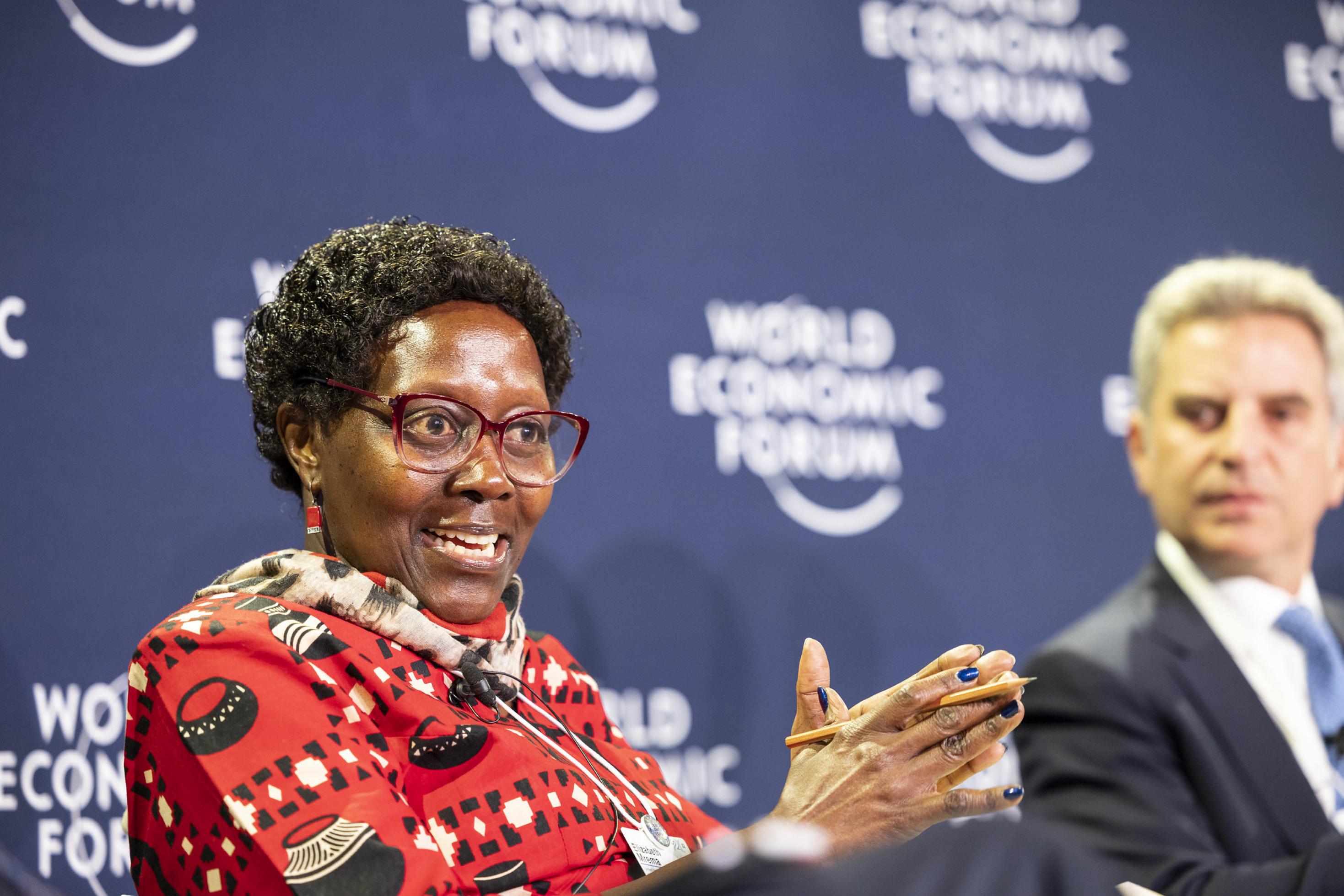 Mrema, eine schwarze Frau, auf einem Panel des World Economic Forum 2022