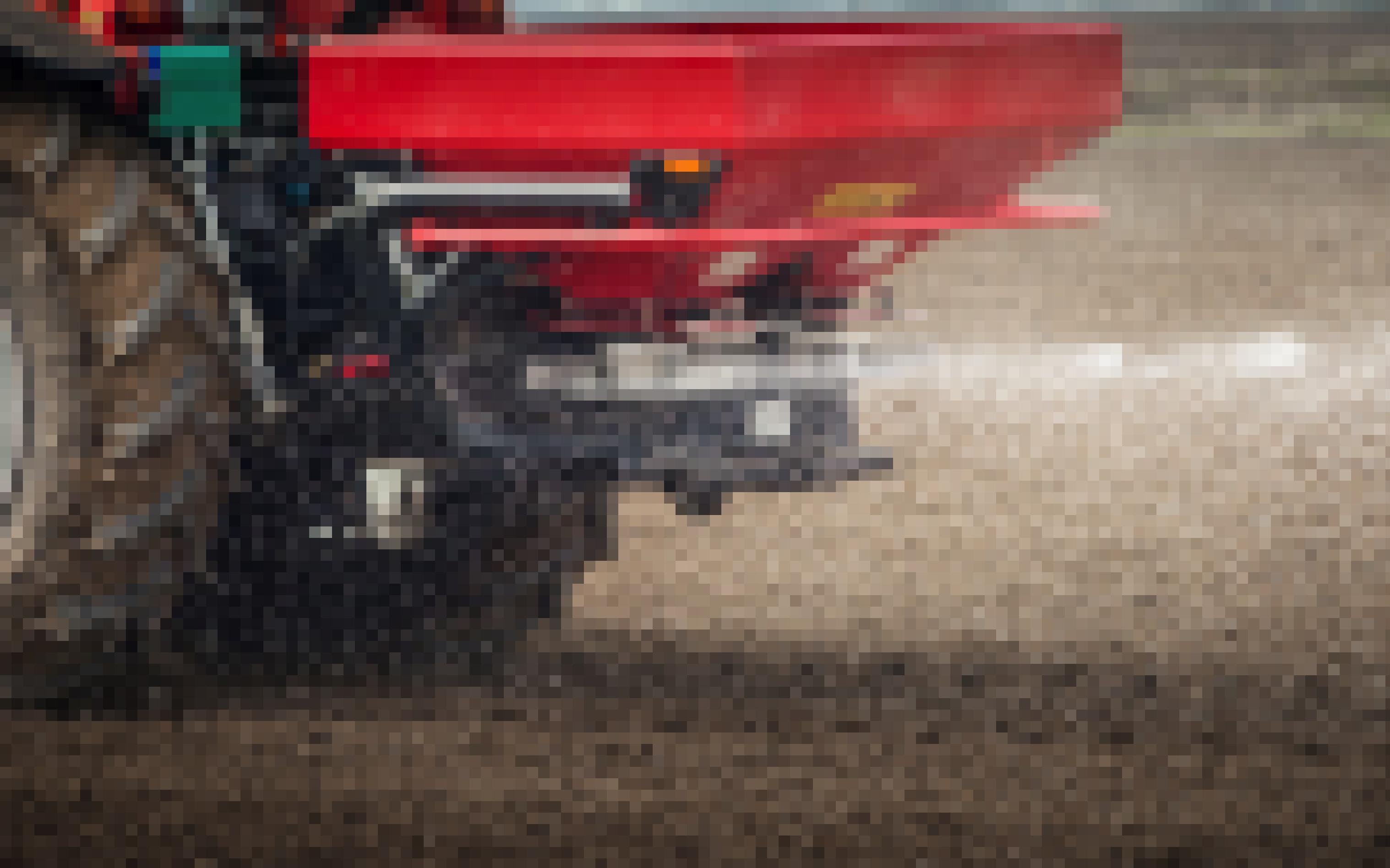 Ein Traktor beim Ausstreuen von Dünger-Granulat.