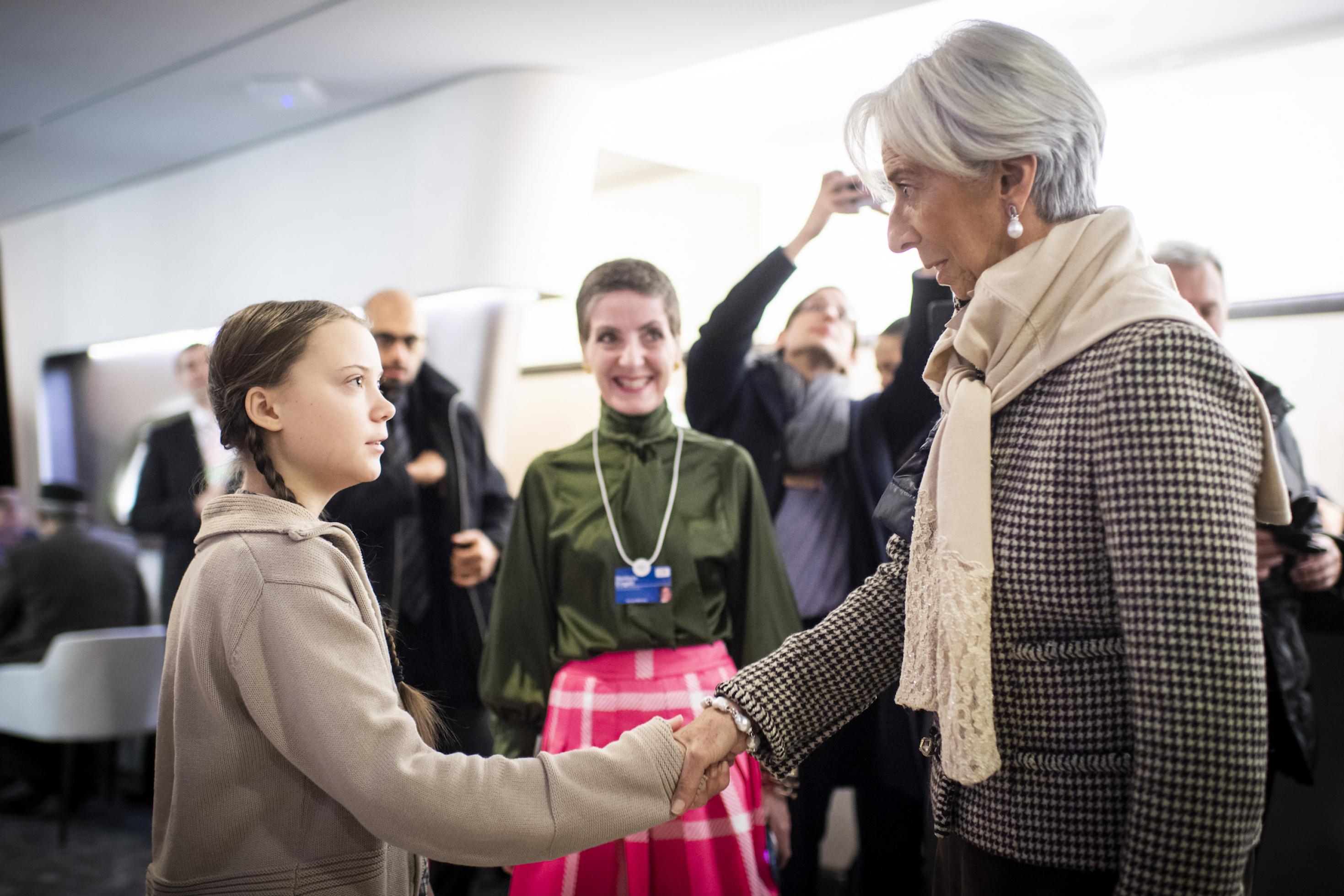 Greta Thunberg gibt der Chefin der Währungsfonds, Christine Lagarde, die Hand.