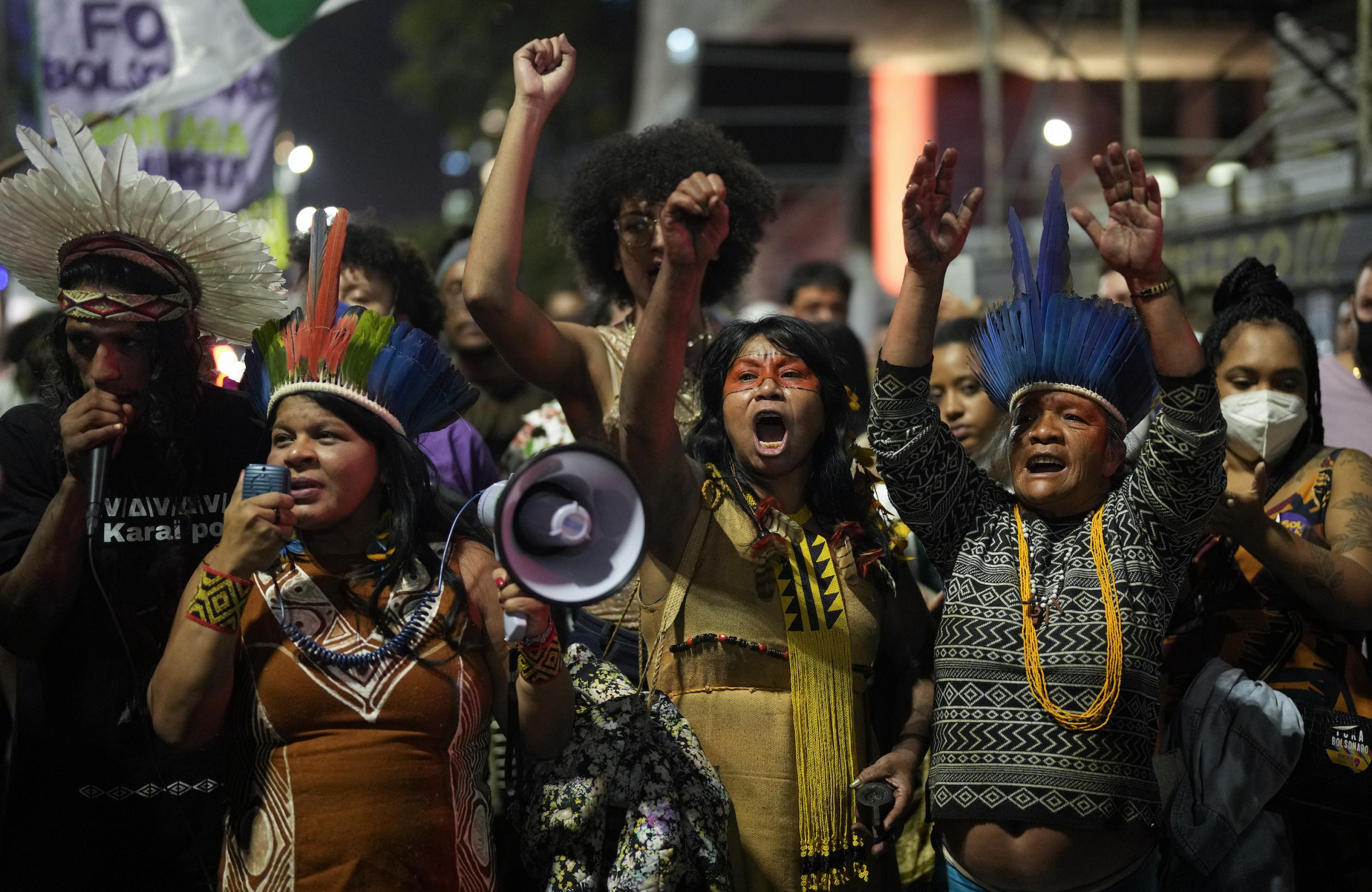 Indigene Frauen mit erhobener Faust bei einer Protestaktion