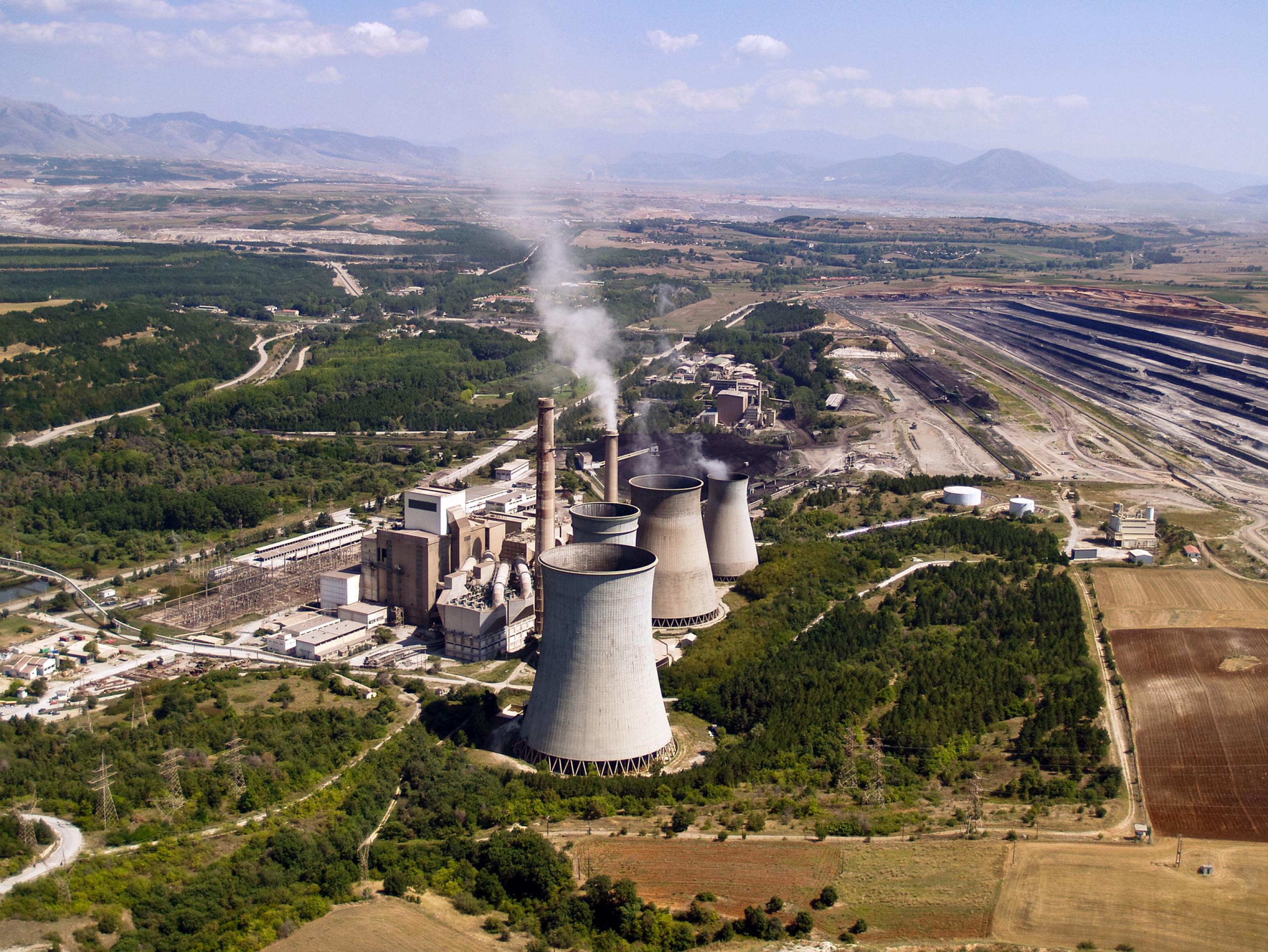 Kohlekraftwerk und Tagebau aus der Luft