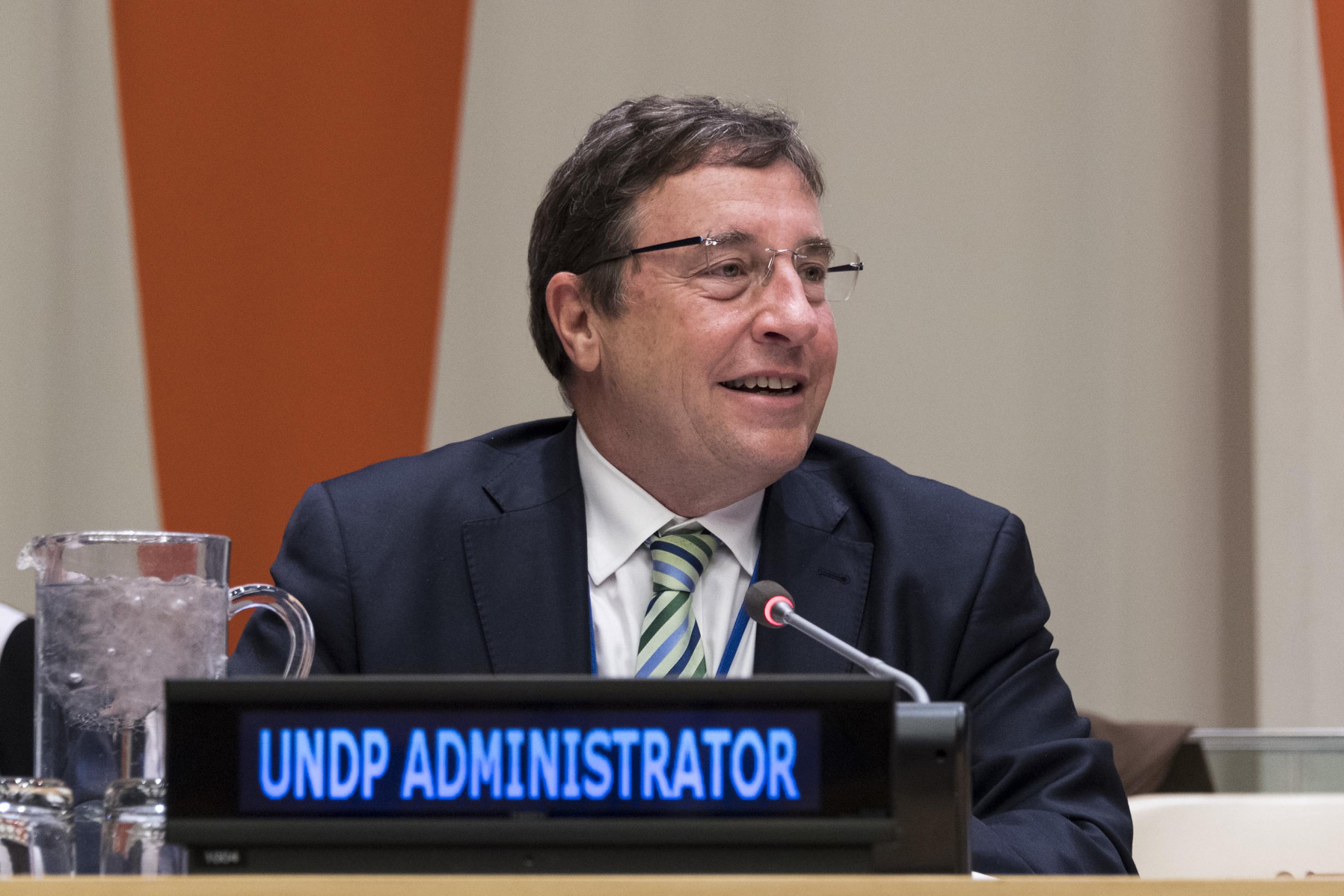 Steiner auf einem Podium der Vereinten Nationen
