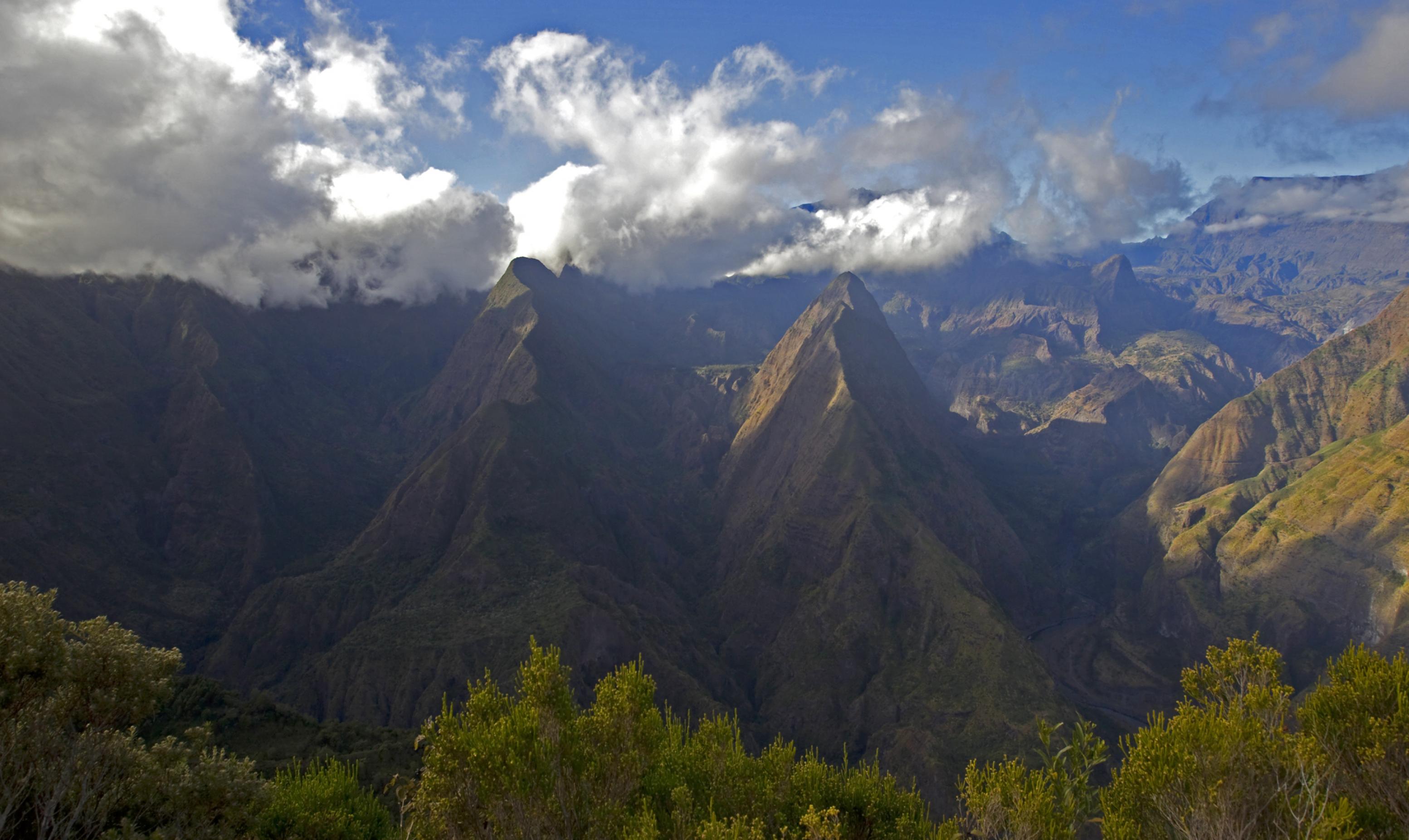 Eine Landschaftsaufnahme des Maffatt-Gebirges auf La Reunion