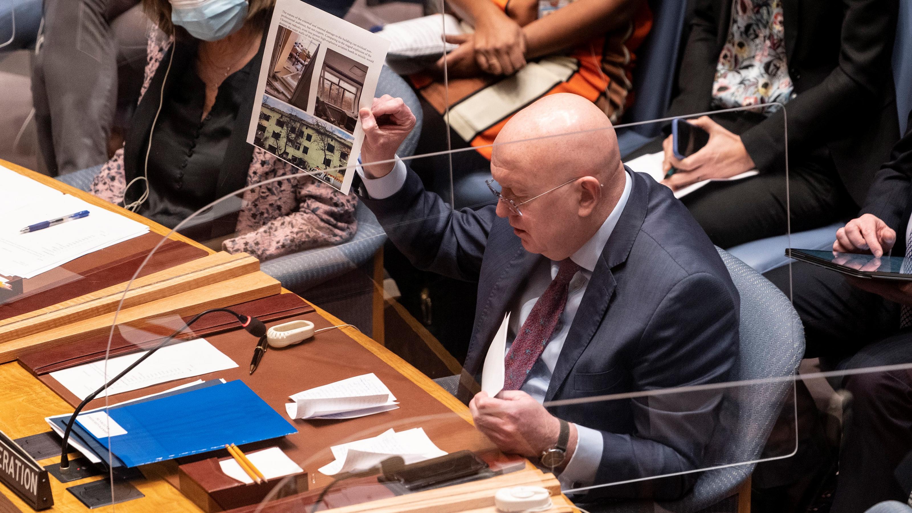 Der russische Diplomat Vassily Nebenzia zeigt bei einer Sitzung des UN-Sicherheitsrats Dokumente, die beweisen wollen, dass die Ukraine Biowaffen entwickelt.