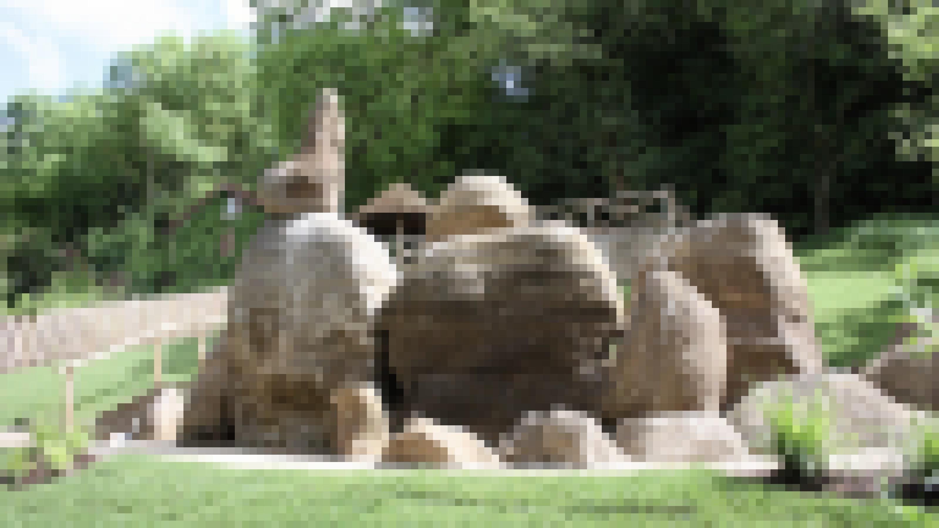 Das Bild zeigt eine Felsformation, welche die Formen der in Mwanza, Tansania, als „Bismarck Rock“ bekannten Felsen hat. Im Hintergrund eine „afrikanische“ Hütte.