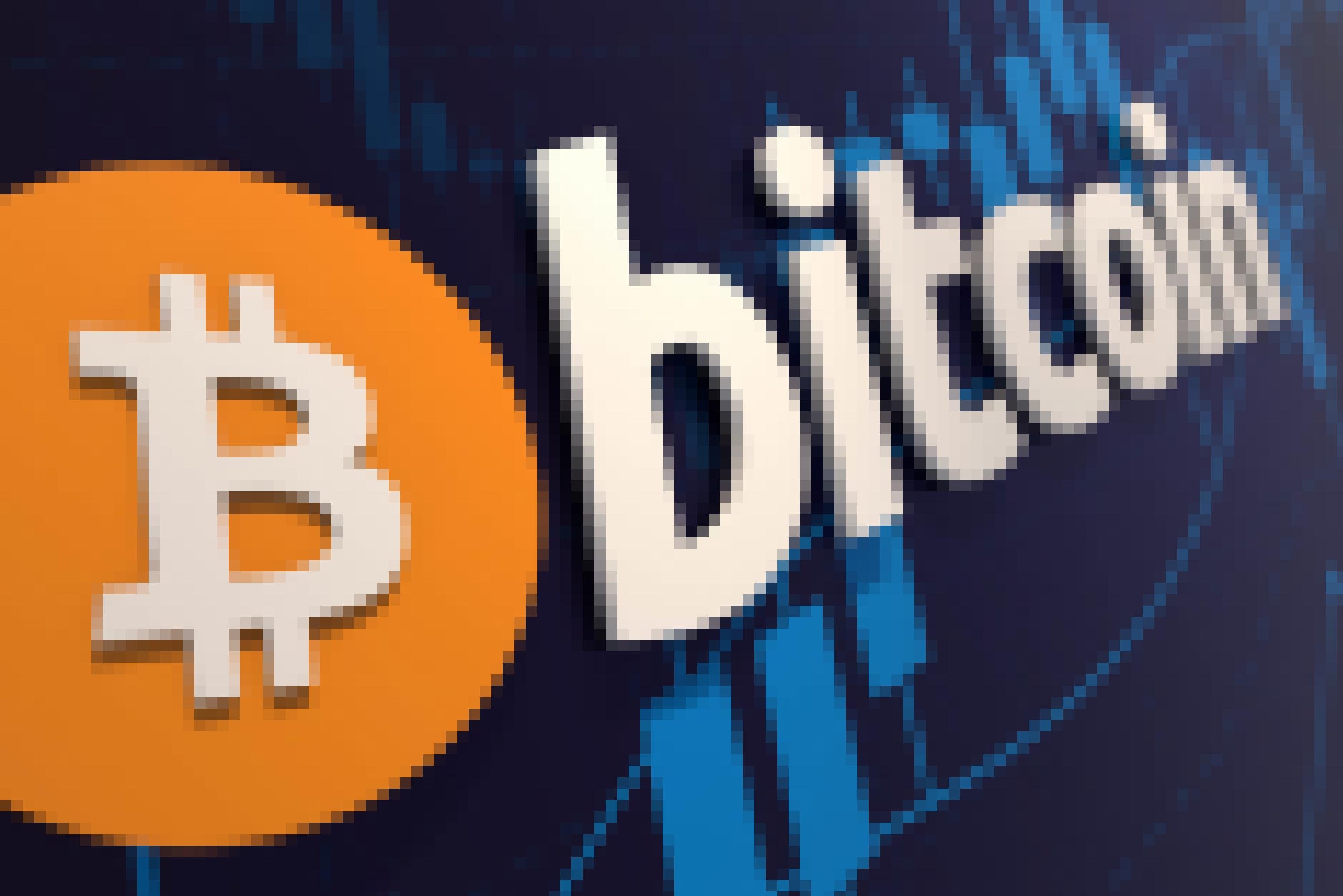 Ein Schriftzug „Bitcoin“ wirbt für die digitale Währung
