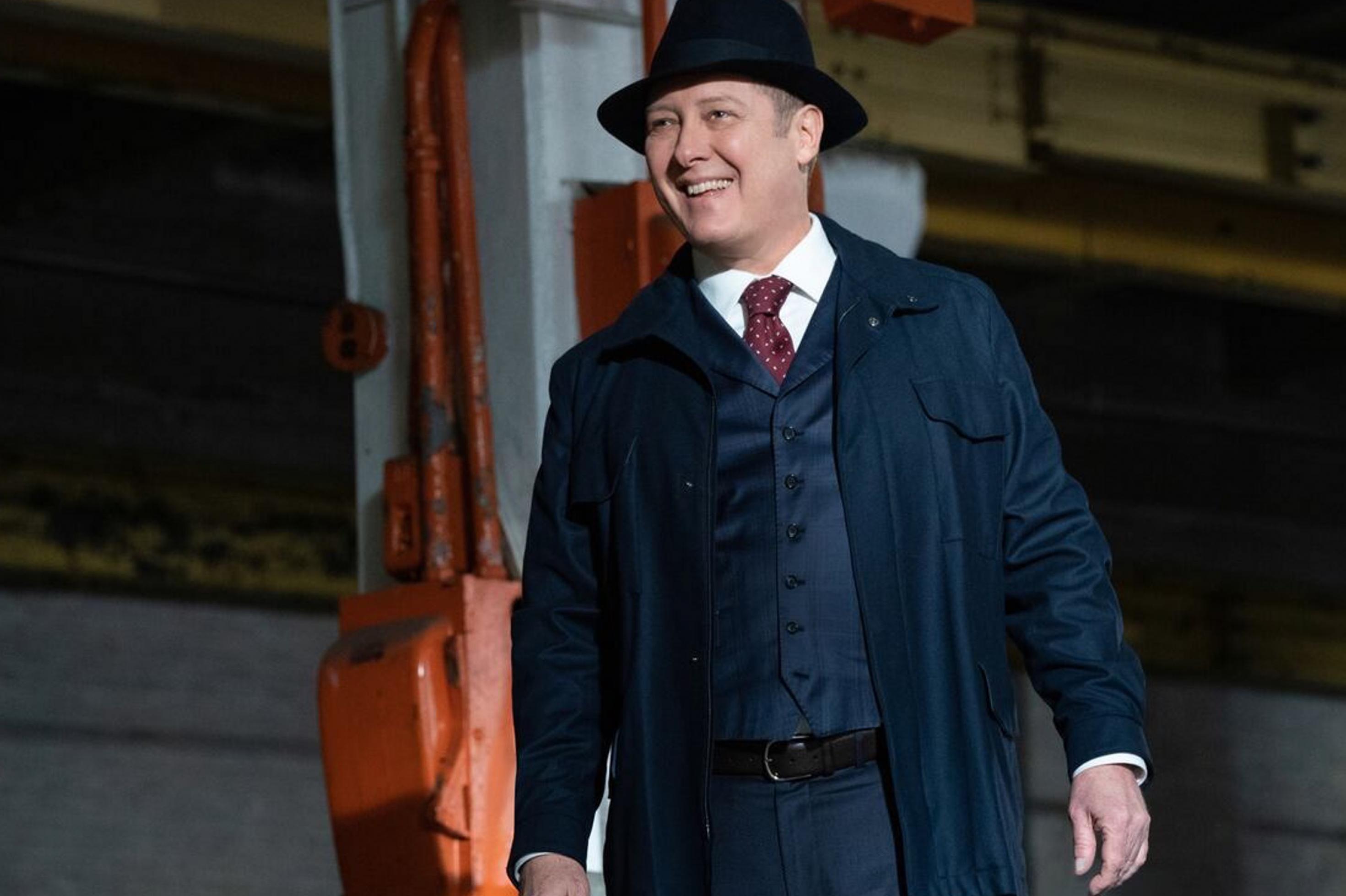 Reddington in einer Maschinenhalle, er grinst ziemlich arrogant