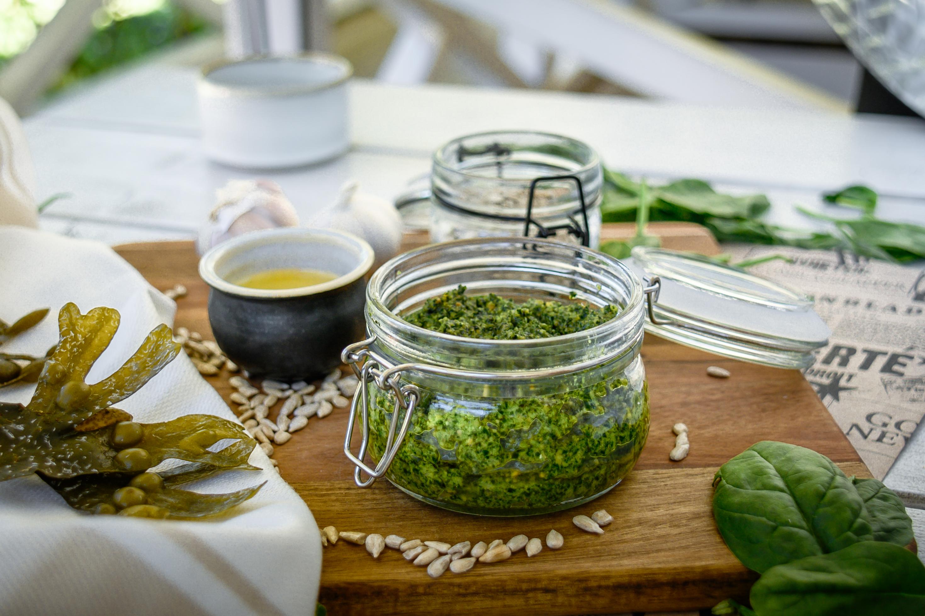 Foto zeigt ein Pesto aus Blasentang, geeignet als leckerer Dip fürs Baguette oder Gemüsestifte: Pesto mit Blasentang.