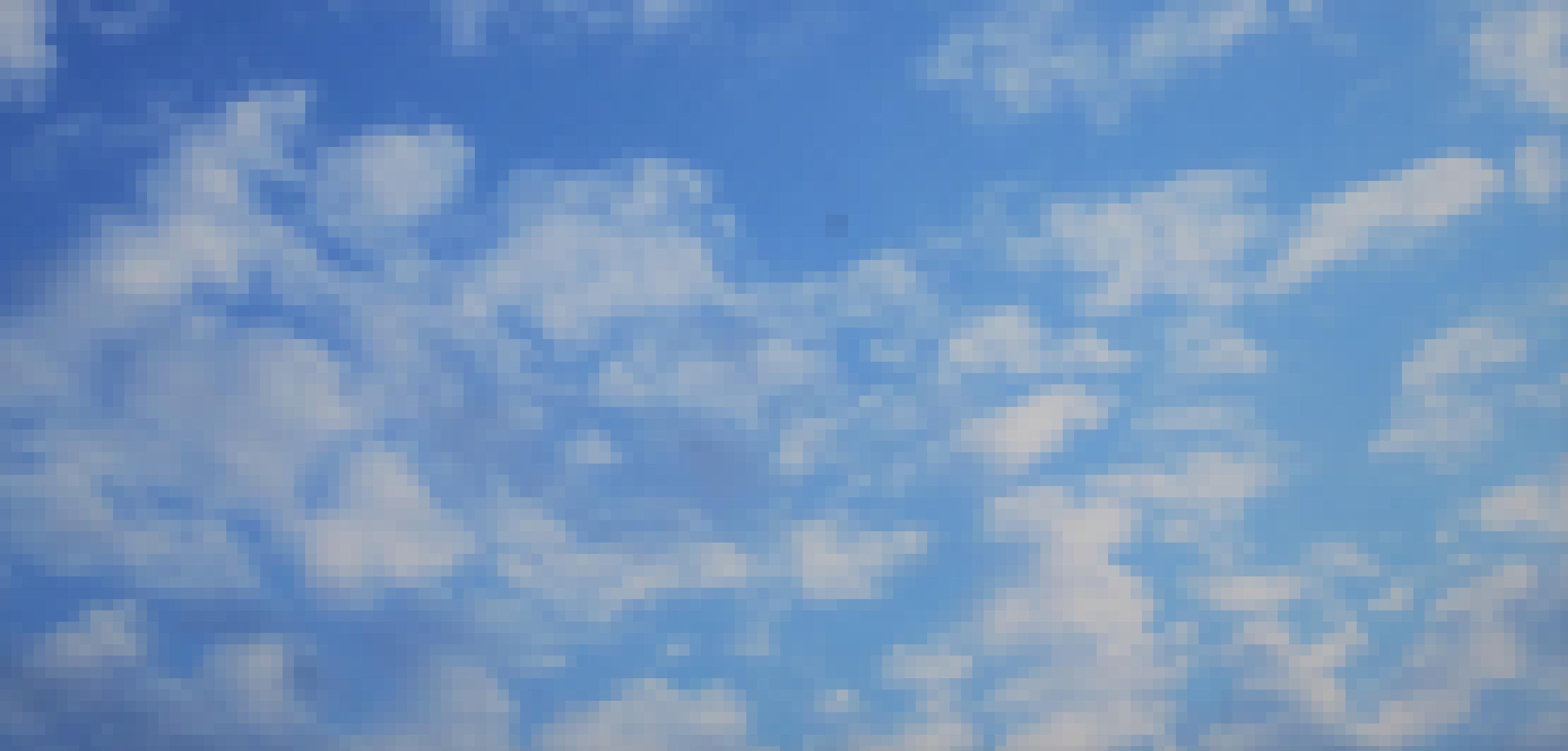 Blauer Himmel mit Wolken über Dänemark im August