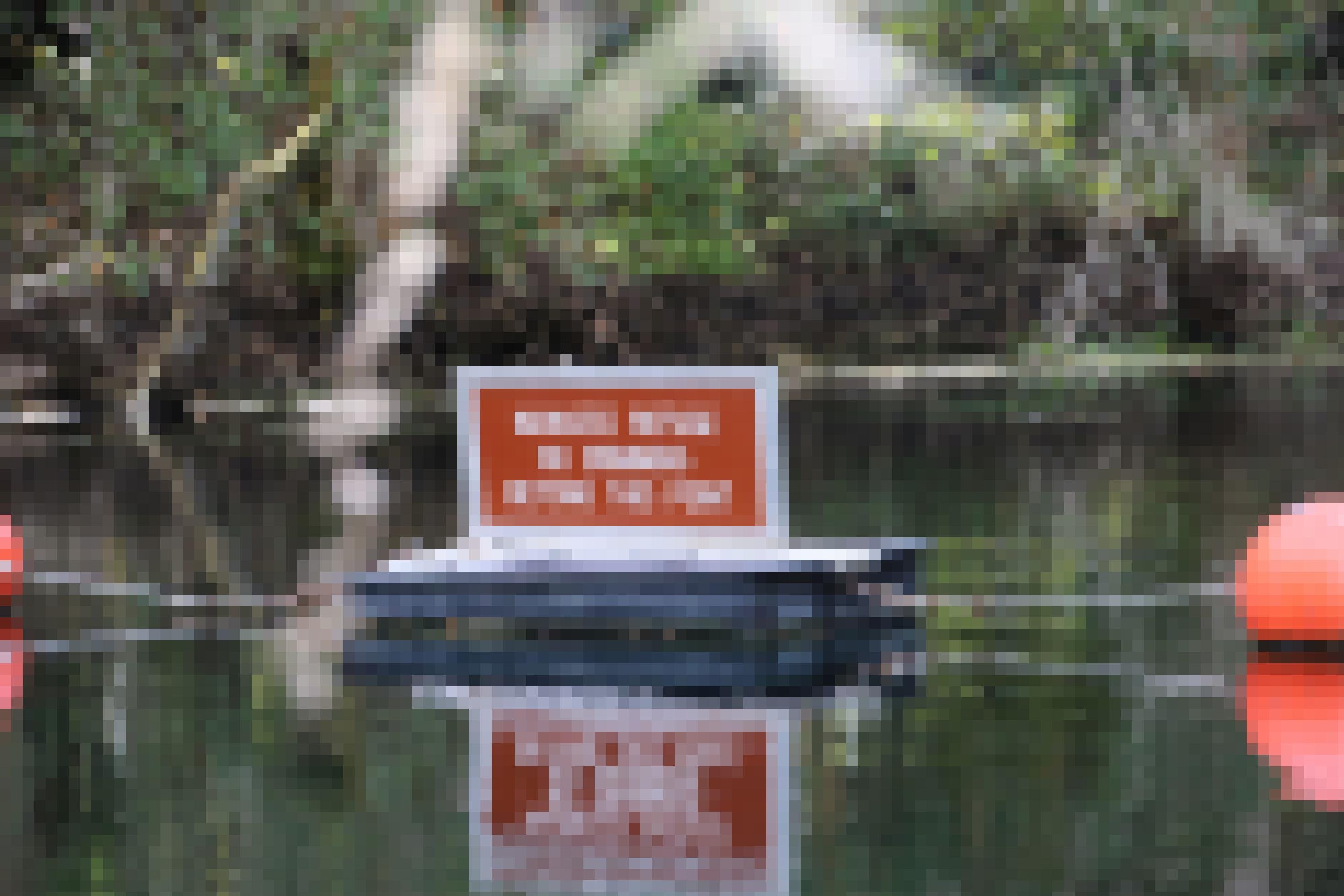 Ein Schild im Wasser weist auf Schwimmverbot hin.