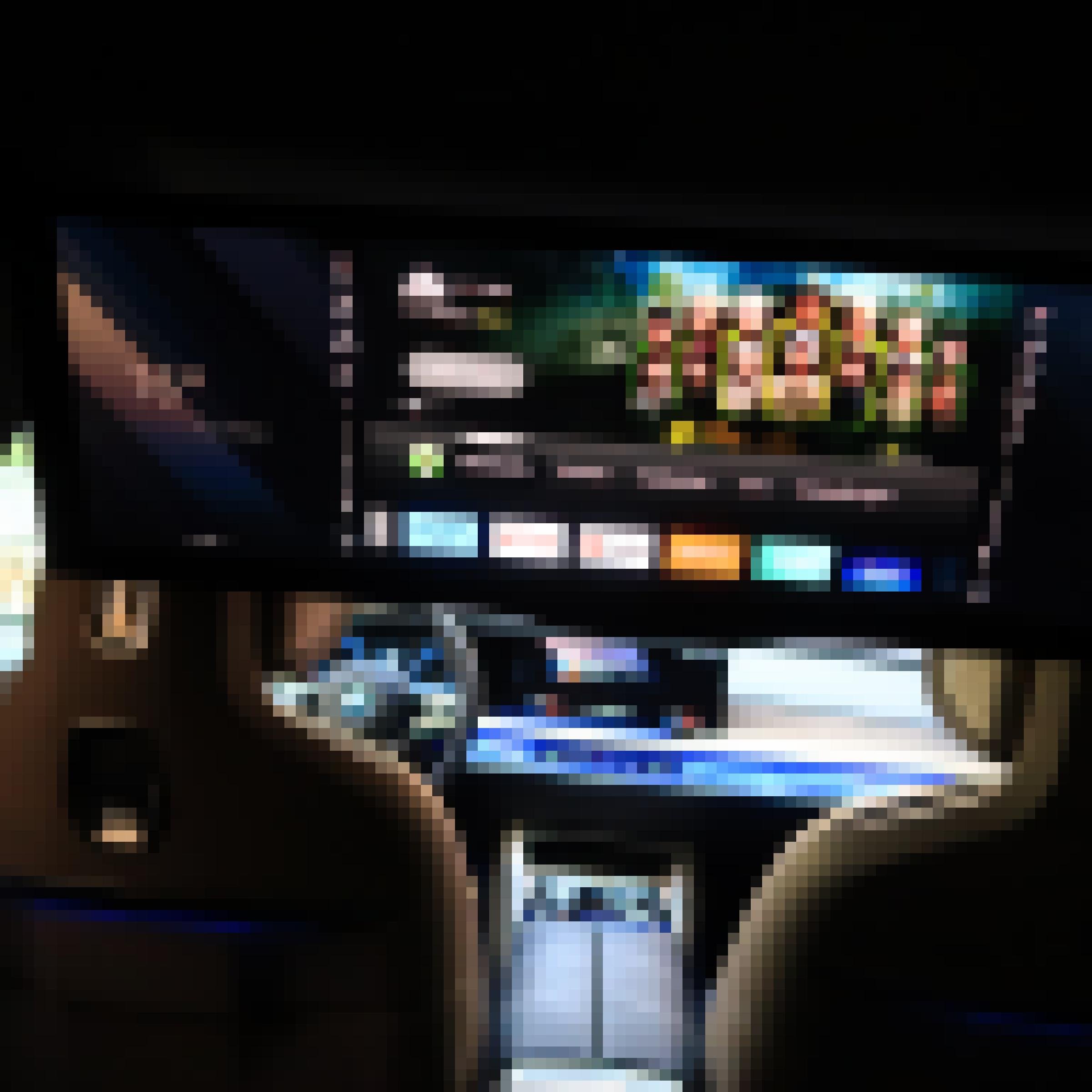 Ein Flachbild-Fernseher klappt im BMW i7 aus.