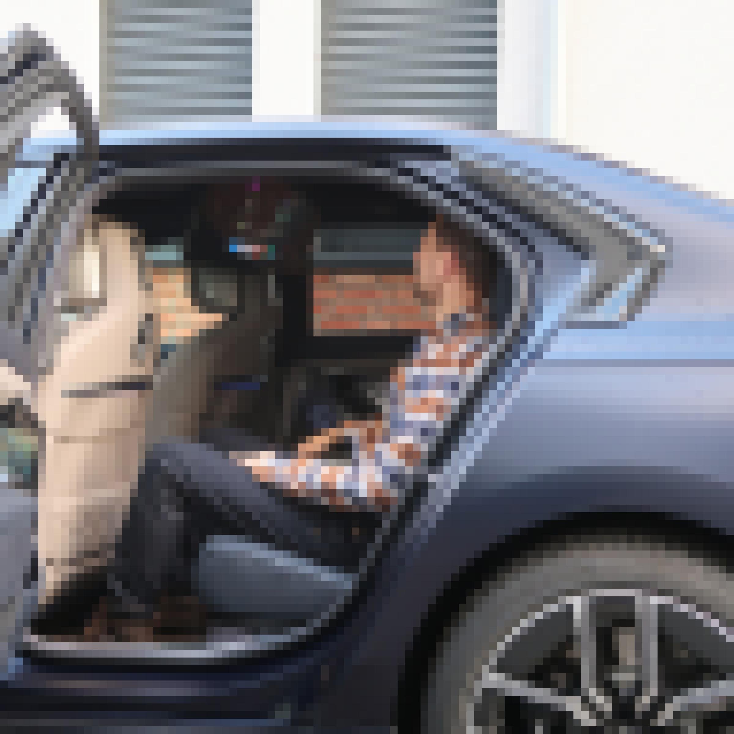 Autor Steve Przybilla schaut auf einen ausgeklappten Flachbildschirm im BMW i7.