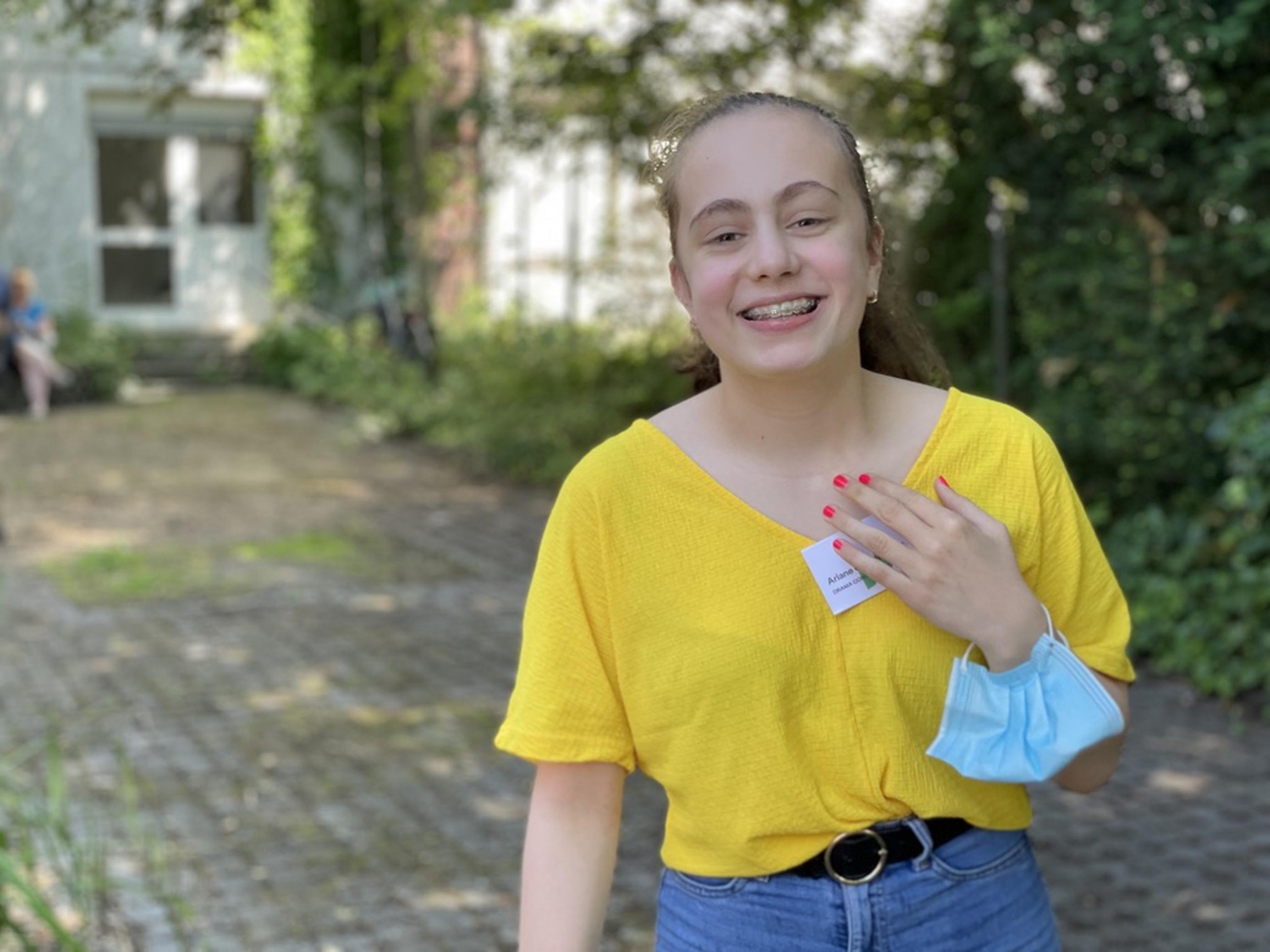 Ariane (14) schaut in die Kamera und lacht. Mit der Drama Control vertritt und lebt sie die Ideale von Diversität, Inklusion und Partizipation im Kinder- und Jugendtheater.